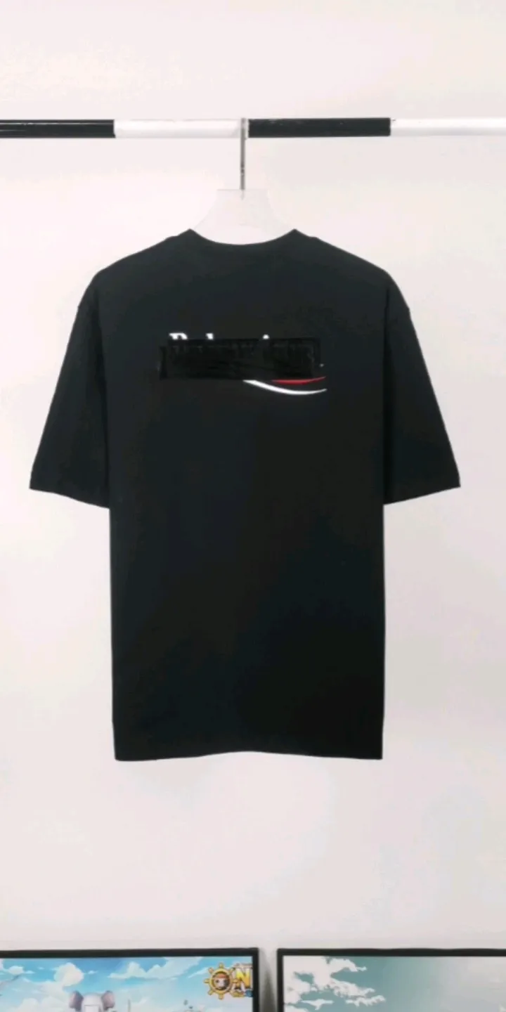 Real shot of the video————The top tested version of Balenciaga BALENCIAGA Cola Melang Tape Black Lamination Embroidery Male and Female Couple Stars Same Style New Short Sleeve T-shirt Original 4.2K Purchase Version, Dust-free White and Black Fabric, Three-dimensional Embroidery Technology, and TPU Lettering Film Lamination Technology. 280g combed cotton fabric. The classic Coke logo embroidery design was selected based on the original embroidery color. After many comparisons, it was finally decided to use imported mercerized light dyeing to best restore the color difference effect consistent with the original version. The front and rear panels are embroidered with the classic Coke logo. The embroidery design on the front panel is relatively delicate. After many adjustments, it is difficult to restore the effect. Bright black TPU lettering film positioning adhesive polyurethane thermoplastic elastomer, also known as thermoplastic polyurethane rubber or TPU for short. TPU is an emerging plastic variety with good processability, weather resistance, and environmental protection. The laser film cutting machine can design the pattern according to the computer software, and then use the heat press tool to position and transfer the print. After transfer, a uniform square dark pattern is produced, and the film material and the body of the garment create a texture contrast. Based on the embroidery, the positioning and gluing process is used to cover the original embroidery pattern to create a three-dimensional visual effect. Oversize loose version Oversize loose silhouette design, basic round neckline, dropped shoulder line, vertical pit woven code from top to bottom, collar, cuffs, and hem all have ruffles for windproof effect, sleeve length is longer than conventional sweaters to highlight the details. The thickness of the ready-made garment is the same as the original version, and it is additionally shaped to make the upper body wider and not easily deformed. Customized brand's latest color folded main logo, full set of new accessories Color: Black Size: XS-L P:260