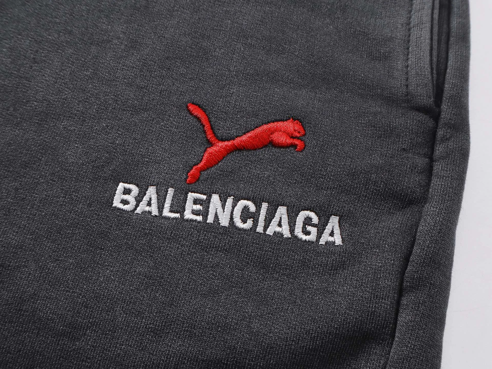 🅿️220 real photos [Top version. Official website quality] BALENCI*GA/26 new model. Paris co-branded puma series embroidered distressed washed shorts. Embroidered logo on the left side of the front. SS25 latest model. Research and development at the first time, different market currencies. Comparisons welcome. The fabric is made of Paris ZP custom-woven and dyed cotton sweatshirt, with a weight of 460 grams. The cloth surface is clean. The cloth pattern is clear, soft and comfortable. The embroidery is embroidered using imported Tajima embroidery machines. The letters are clear, the three-dimensional effect is strong, and there are no burrs. Jubie market currency. Welcome to compare. Same style for men and women Code: BL257013 Color: Washed Black Size: XS S M L