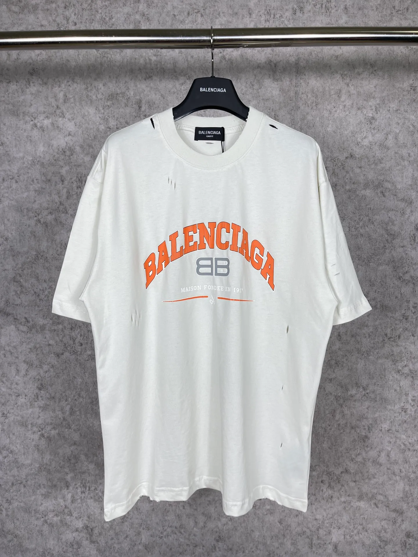 🅿️176 Actual pictures [Top version. Official website quality] BALENCI*GA/Paris. BB scissors LOGO printed ready-to-wear washed and distressed short-sleeved T-shirt. Brick cabinet synchronization. The fabric is made of Paris ZP custom-woven and dyed 100% cotton double yarn compact cotton. The weight is 260 grams, the cloth surface is clean. The cloth pattern is clear, soft and comfortable, and the thread is dyed with no color difference. The classic pattern is printed with environmentally friendly imported materials, straight cracks and cracked glue. Precision printing screen, the letters are clear and the effect is three-dimensional. Restored brick cabinet. The garments were washed and aged, and polished by many hands. Produced by super heavy craftsmanship, different market currencies, welcome to compare, the version adopts OS loose shoulder version. Same style for men and women. Code: BL223012 Color: washed black, lake blue, off-white, red Size: XS to L