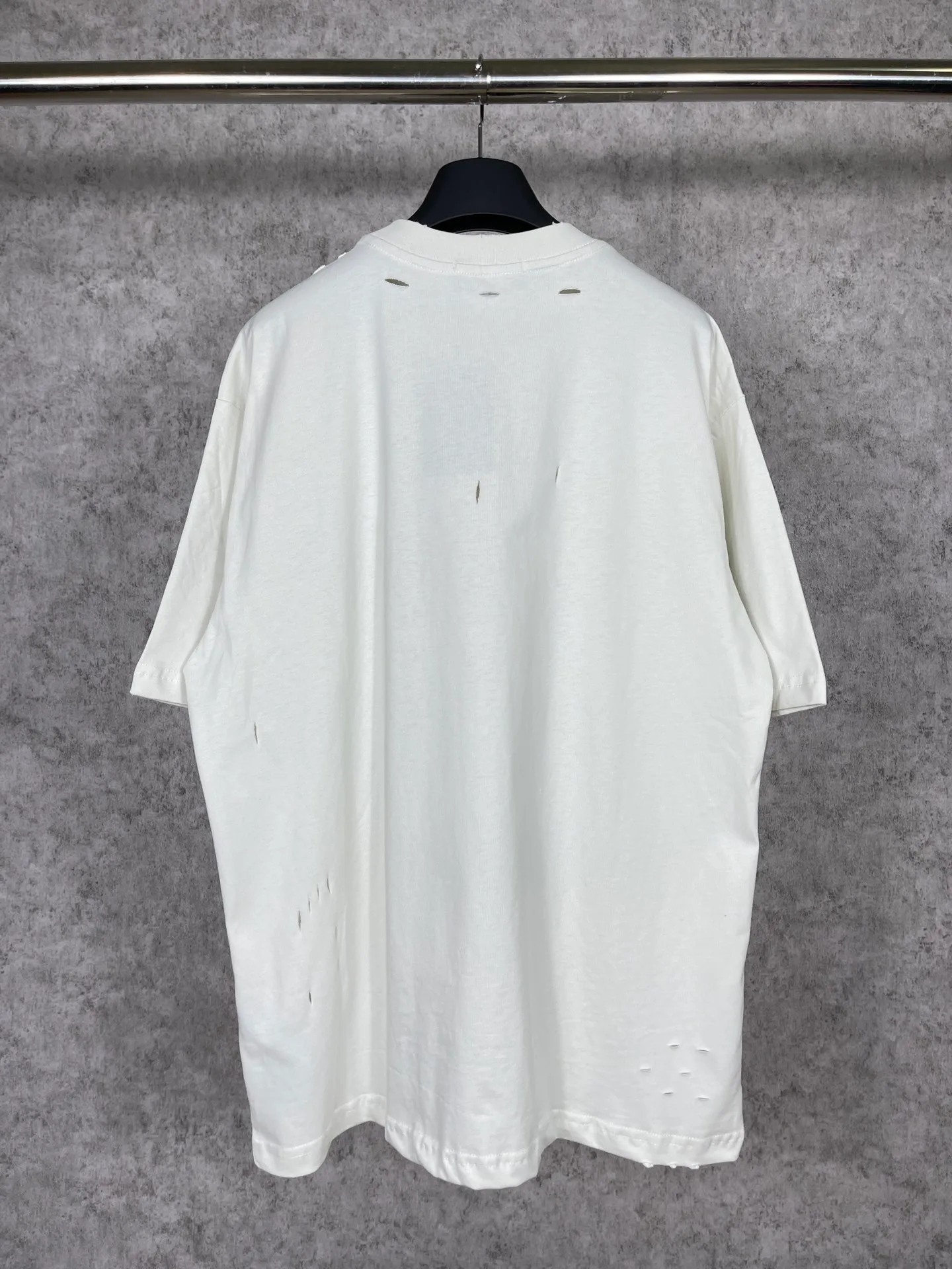 🅿️176 Actual pictures [Top version. Official website quality] BALENCI*GA/Paris. BB scissors LOGO printed ready-to-wear washed and distressed short-sleeved T-shirt. Brick cabinet synchronization. The fabric is made of Paris ZP custom-woven and dyed 100% cotton double yarn compact cotton. The weight is 260 grams, the cloth surface is clean. The cloth pattern is clear, soft and comfortable, and the thread is dyed with no color difference. The classic pattern is printed with environmentally friendly imported materials, straight cracks and cracked glue. Precision printing screen, the letters are clear and the effect is three-dimensional. Restored brick cabinet. The garments were washed and aged, and polished by many hands. Produced by super heavy craftsmanship, different market currencies, welcome to compare, the version adopts OS loose shoulder version. Same style for men and women. Code: BL223012 Color: washed black, lake blue, off-white, red Size: XS to L