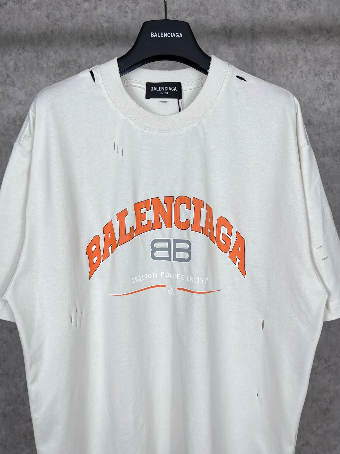 🅿️176 Actual pictures [Top version. Official website quality] BALENCI*GA/Paris. BB scissors LOGO printed ready-to-wear washed and distressed short-sleeved T-shirt. Brick cabinet synchronization. The fabric is made of Paris ZP custom-woven and dyed 100% cotton double yarn compact cotton. The weight is 260 grams, the cloth surface is clean. The cloth pattern is clear, soft and comfortable, and the thread is dyed with no color difference. The classic pattern is printed with environmentally friendly imported materials, straight cracks and cracked glue. Precision printing screen, the letters are clear and the effect is three-dimensional. Restored brick cabinet. The garments were washed and aged, and polished by many hands. Produced by super heavy craftsmanship, different market currencies, welcome to compare, the version adopts OS loose shoulder version. Same style for men and women. Code: BL223012 Color: washed black, lake blue, off-white, red Size: XS to L