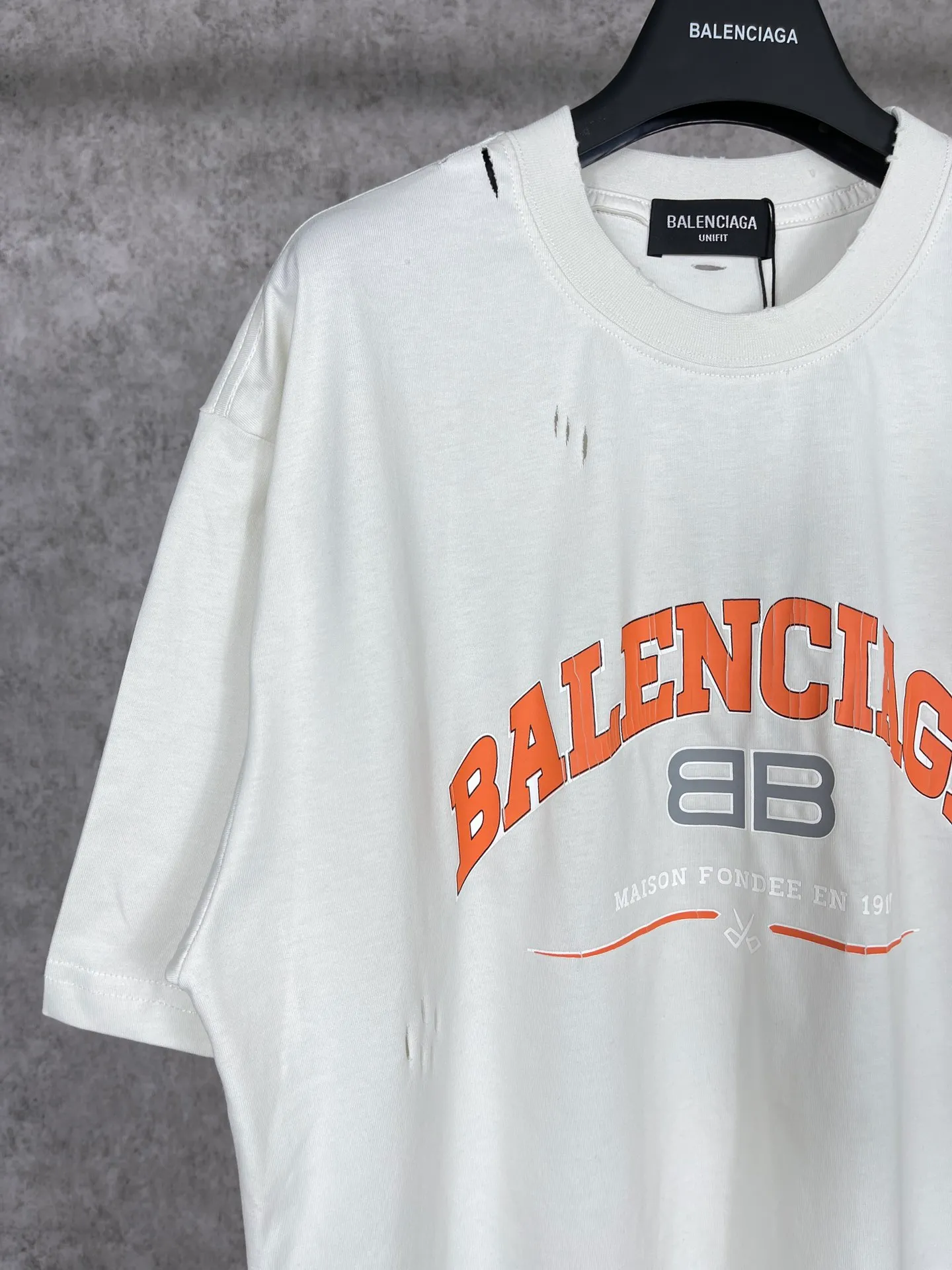 🅿️176 Actual pictures [Top version. Official website quality] BALENCI*GA/Paris. BB scissors LOGO printed ready-to-wear washed and distressed short-sleeved T-shirt. Brick cabinet synchronization. The fabric is made of Paris ZP custom-woven and dyed 100% cotton double yarn compact cotton. The weight is 260 grams, the cloth surface is clean. The cloth pattern is clear, soft and comfortable, and the thread is dyed with no color difference. The classic pattern is printed with environmentally friendly imported materials, straight cracks and cracked glue. Precision printing screen, the letters are clear and the effect is three-dimensional. Restored brick cabinet. The garments were washed and aged, and polished by many hands. Produced by super heavy craftsmanship, different market currencies, welcome to compare, the version adopts OS loose shoulder version. Same style for men and women. Code: BL223012 Color: washed black, lake blue, off-white, red Size: XS to L