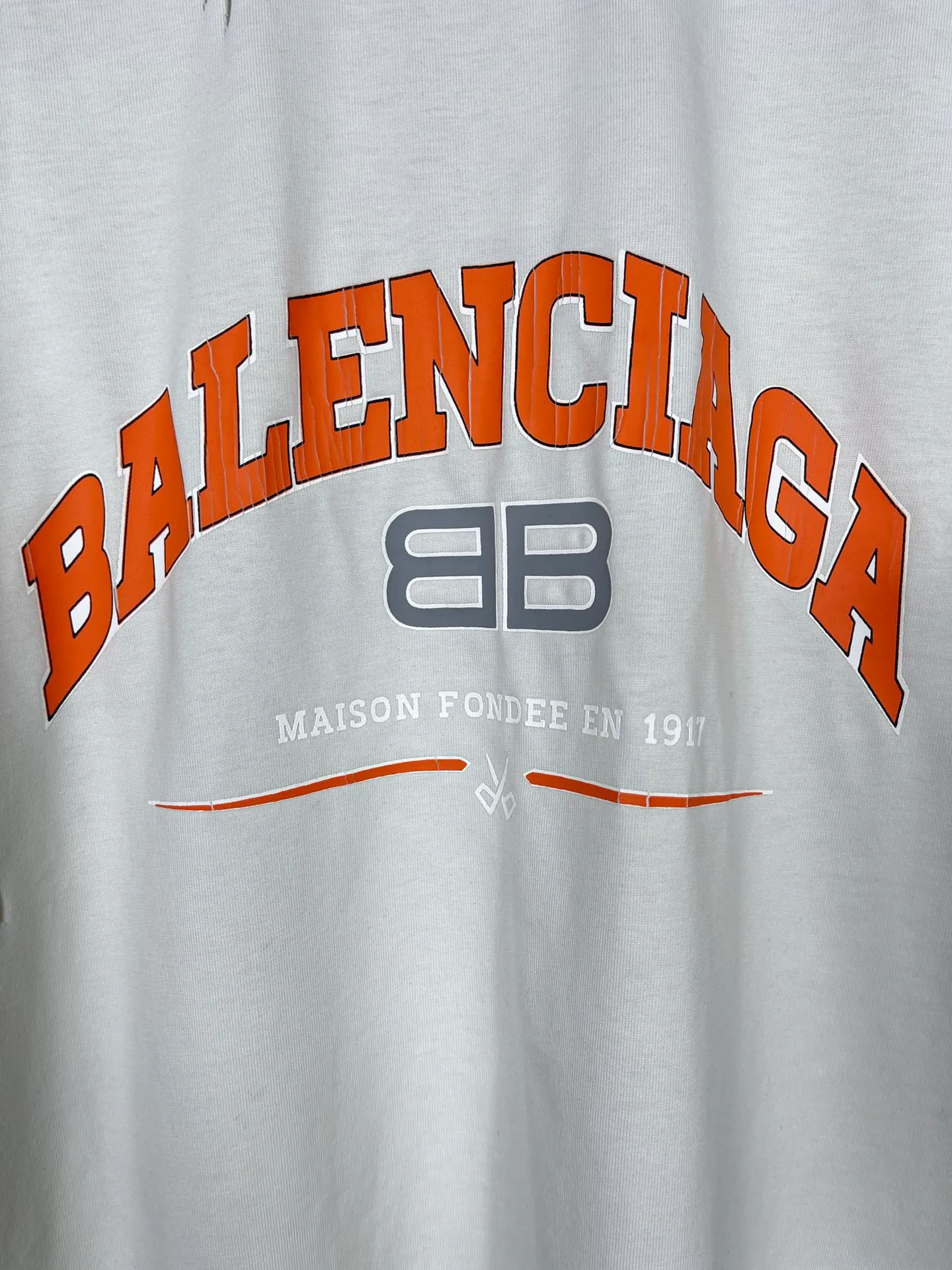 🅿️176 Actual pictures [Top version. Official website quality] BALENCI*GA/Paris. BB scissors LOGO printed ready-to-wear washed and distressed short-sleeved T-shirt. Brick cabinet synchronization. The fabric is made of Paris ZP custom-woven and dyed 100% cotton double yarn compact cotton. The weight is 260 grams, the cloth surface is clean. The cloth pattern is clear, soft and comfortable, and the thread is dyed with no color difference. The classic pattern is printed with environmentally friendly imported materials, straight cracks and cracked glue. Precision printing screen, the letters are clear and the effect is three-dimensional. Restored brick cabinet. The garments were washed and aged, and polished by many hands. Produced by super heavy craftsmanship, different market currencies, welcome to compare, the version adopts OS loose shoulder version. Same style for men and women. Code: BL223012 Color: washed black, lake blue, off-white, red Size: XS to L