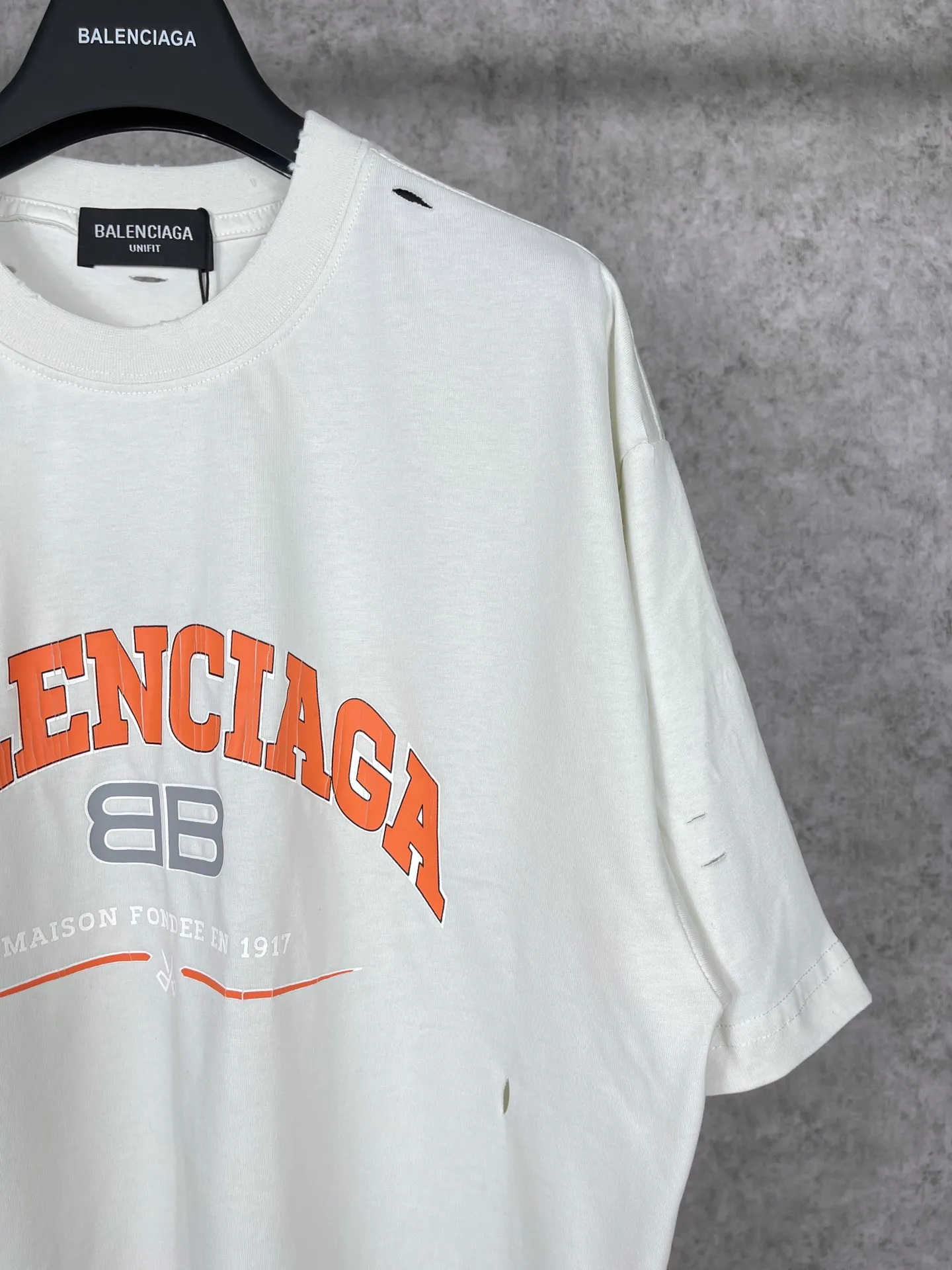 🅿️176 Actual pictures [Top version. Official website quality] BALENCI*GA/Paris. BB scissors LOGO printed ready-to-wear washed and distressed short-sleeved T-shirt. Brick cabinet synchronization. The fabric is made of Paris ZP custom-woven and dyed 100% cotton double yarn compact cotton. The weight is 260 grams, the cloth surface is clean. The cloth pattern is clear, soft and comfortable, and the thread is dyed with no color difference. The classic pattern is printed with environmentally friendly imported materials, straight cracks and cracked glue. Precision printing screen, the letters are clear and the effect is three-dimensional. Restored brick cabinet. The garments were washed and aged, and polished by many hands. Produced by super heavy craftsmanship, different market currencies, welcome to compare, the version adopts OS loose shoulder version. Same style for men and women. Code: BL223012 Color: washed black, lake blue, off-white, red Size: XS to L