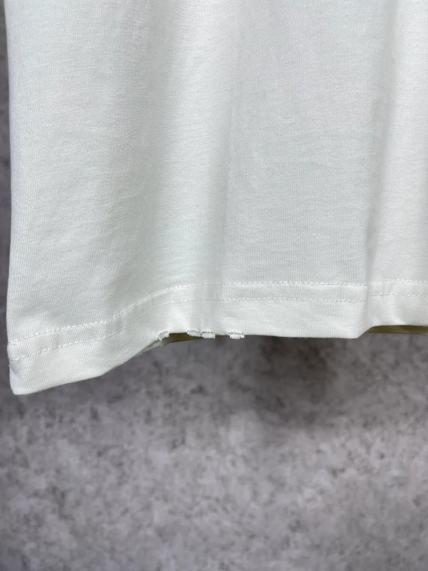 🅿️176 Actual pictures [Top version. Official website quality] BALENCI*GA/Paris. BB scissors LOGO printed ready-to-wear washed and distressed short-sleeved T-shirt. Brick cabinet synchronization. The fabric is made of Paris ZP custom-woven and dyed 100% cotton double yarn compact cotton. The weight is 260 grams, the cloth surface is clean. The cloth pattern is clear, soft and comfortable, and the thread is dyed with no color difference. The classic pattern is printed with environmentally friendly imported materials, straight cracks and cracked glue. Precision printing screen, the letters are clear and the effect is three-dimensional. Restored brick cabinet. The garments were washed and aged, and polished by many hands. Produced by super heavy craftsmanship, different market currencies, welcome to compare, the version adopts OS loose shoulder version. Same style for men and women. Code: BL223012 Color: washed black, lake blue, off-white, red Size: XS to L