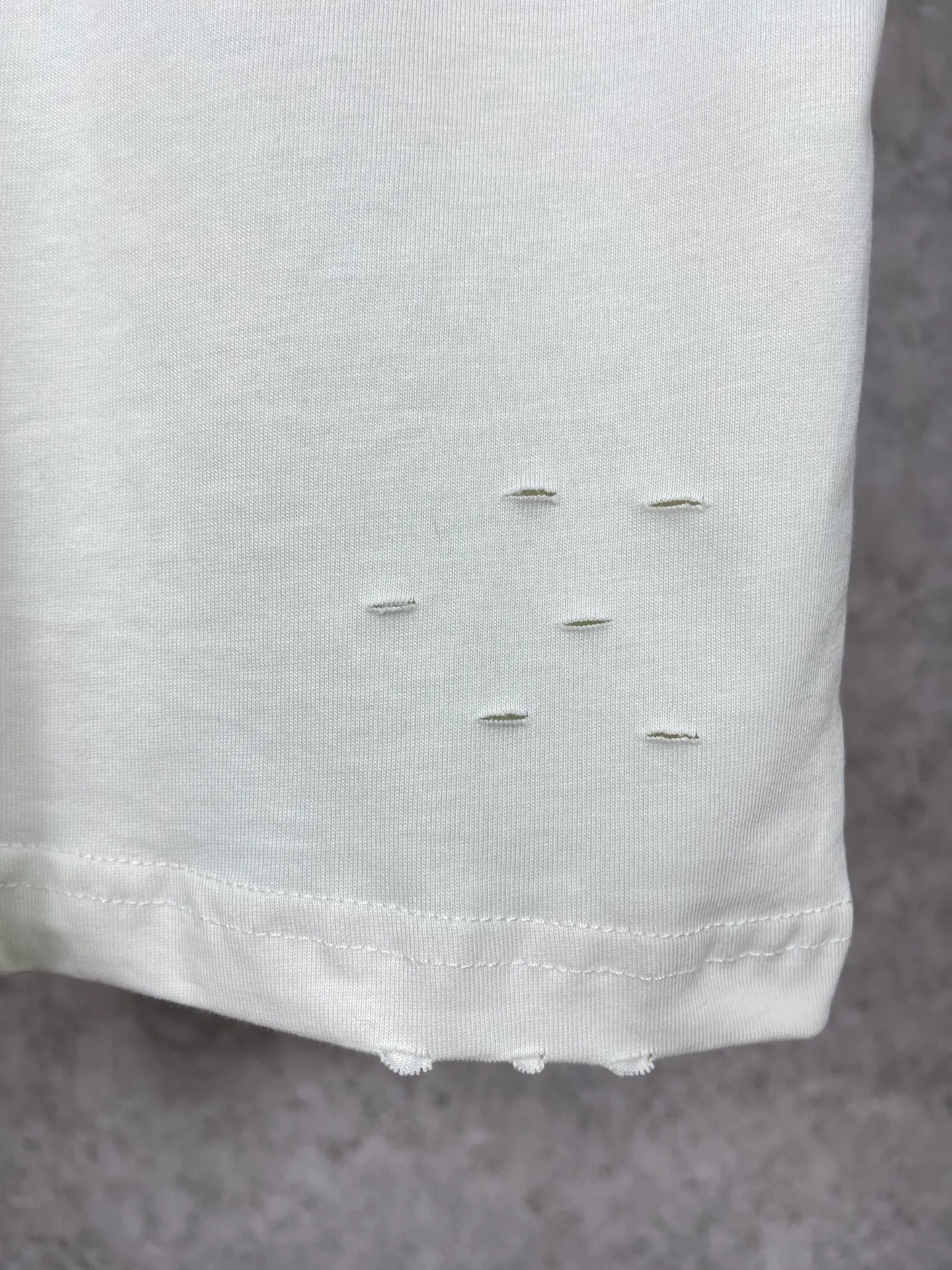 🅿️176 Actual pictures [Top version. Official website quality] BALENCI*GA/Paris. BB scissors LOGO printed ready-to-wear washed and distressed short-sleeved T-shirt. Brick cabinet synchronization. The fabric is made of Paris ZP custom-woven and dyed 100% cotton double yarn compact cotton. The weight is 260 grams, the cloth surface is clean. The cloth pattern is clear, soft and comfortable, and the thread is dyed with no color difference. The classic pattern is printed with environmentally friendly imported materials, straight cracks and cracked glue. Precision printing screen, the letters are clear and the effect is three-dimensional. Restored brick cabinet. The garments were washed and aged, and polished by many hands. Produced by super heavy craftsmanship, different market currencies, welcome to compare, the version adopts OS loose shoulder version. Same style for men and women. Code: BL223012 Color: washed black, lake blue, off-white, red Size: XS to L