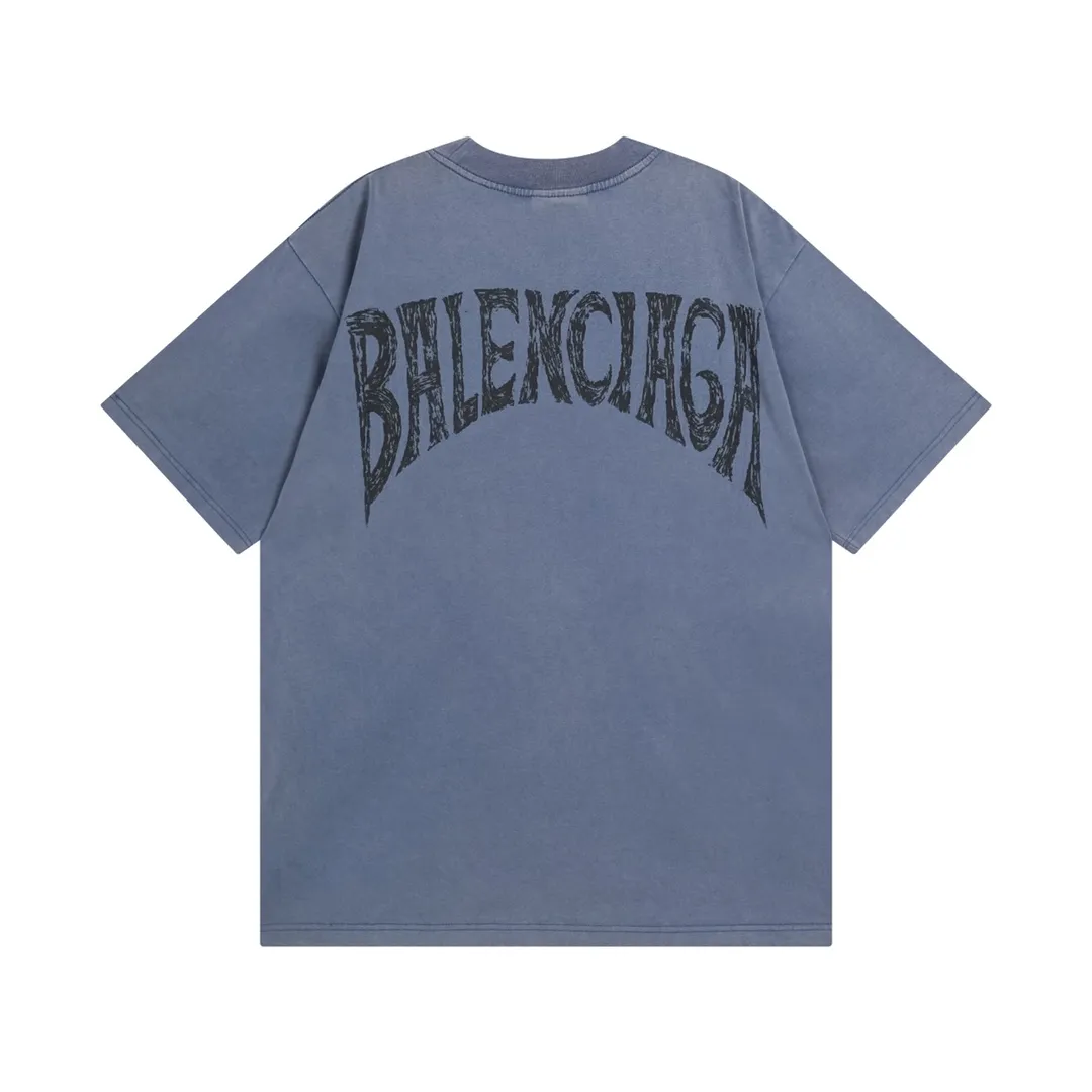 🅿️180 Detail Picture [Top version. Official website quality] BALENCI*GA/Paris. 24SS new sweatshirt, washed and distressed short-sleeved T-shirt with big letters LOGO graffiti on the back. Genuine product is developed at the first time, and the brick cabinet is synchronized. The fabric is made of Paris ZP custom-woven and dyed cotton sweatshirt. The weight is 260 grams, the cloth surface is clean, the cloth pattern is clear, soft and comfortable. The threads are dyed with no color difference. The classic pattern printing uses imported machine direct printing. The effect is three-dimensional and restores the brick cabinet. Different market currencies, welcome to compare. The version adopts OS loose shoulder design. Same style for men and women. Code: BL23300 Color: Mist Blue Size: XS to L