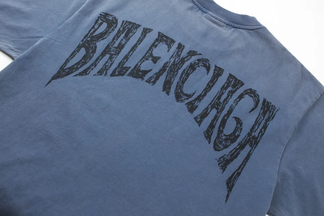 🅿️180 Detail Picture [Top version. Official website quality] BALENCI*GA/Paris. 24SS new sweatshirt, washed and distressed short-sleeved T-shirt with big letters LOGO graffiti on the back. Genuine product is developed at the first time, and the brick cabinet is synchronized. The fabric is made of Paris ZP custom-woven and dyed cotton sweatshirt. The weight is 260 grams, the cloth surface is clean, the cloth pattern is clear, soft and comfortable. The threads are dyed with no color difference. The classic pattern printing uses imported machine direct printing. The effect is three-dimensional and restores the brick cabinet. Different market currencies, welcome to compare. The version adopts OS loose shoulder design. Same style for men and women. Code: BL23300 Color: Mist Blue Size: XS to L