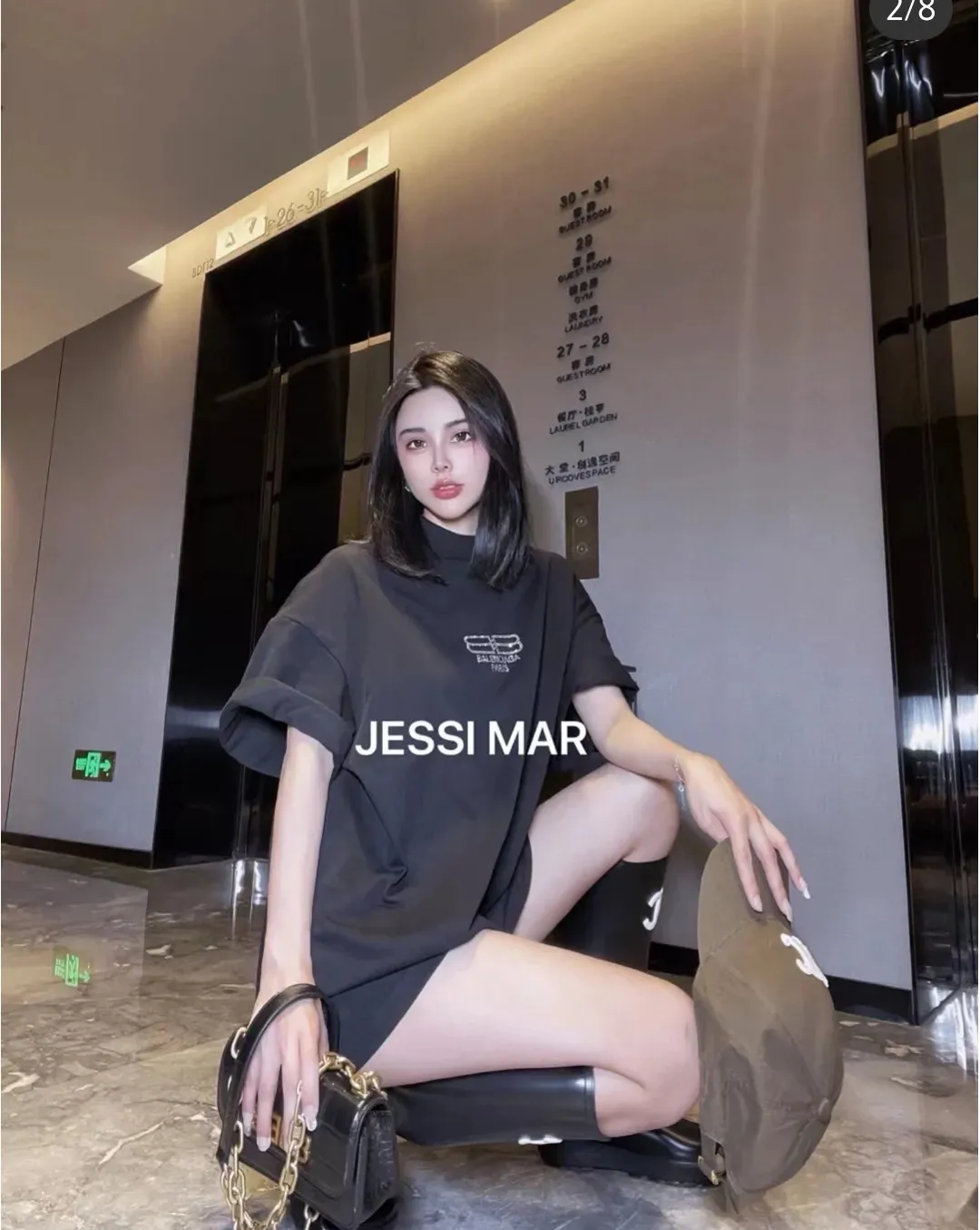 ♻️💯Upper body reference model picture❤️Top tested version Balenciaga lock new logo hot diamond male and female couple star same style pure cotton short-sleeved T-shirt Imported hot diamond technology The complexity of the typesetting can be seen in the picture. Swarovski rhinestones are full of gloss to distinguish the difference between the market and the original version. 32s240g double yarn combed cotton fabric Large goods have three standards + code number sticker + dustproof paper with logo Color: black Pink Size: Xs-L P: 270