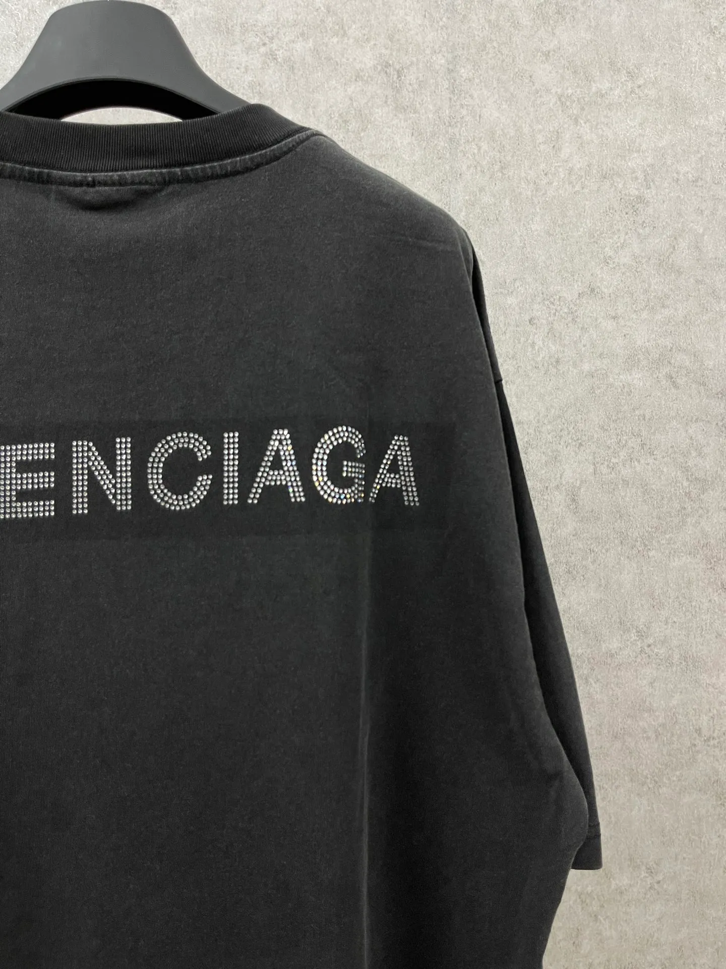 🅿️174 Actual pictures [Top version. Official website quality] BALENCI*GA/Paris BALENCI*GA# classic LOGO hot-drilled and washed short-sleeved T-shirt on the back. Brick cabinet synchronization. The fabric is made of Paris ZP custom-woven and dyed 100% cotton double yarn compact cotton. The weight is 260 grams. The cloth surface is clean. The cloth pattern is clear. Soft and comfortable. The color fastness is good. It is not easy to change color. The threads are woven and dyed with no color difference. The back hot drill uses imported drill, which has good gloss and is not easy to fall off. Jubie market makes goods based on pictures. Comparisons welcome. The ready-made clothes are washed and distressed, and the brick cabinets are restored. The version adopts the OS loose shoulder style. The same style for men and women. Code: BL223077 Color: Washed black. White Size: XS to L