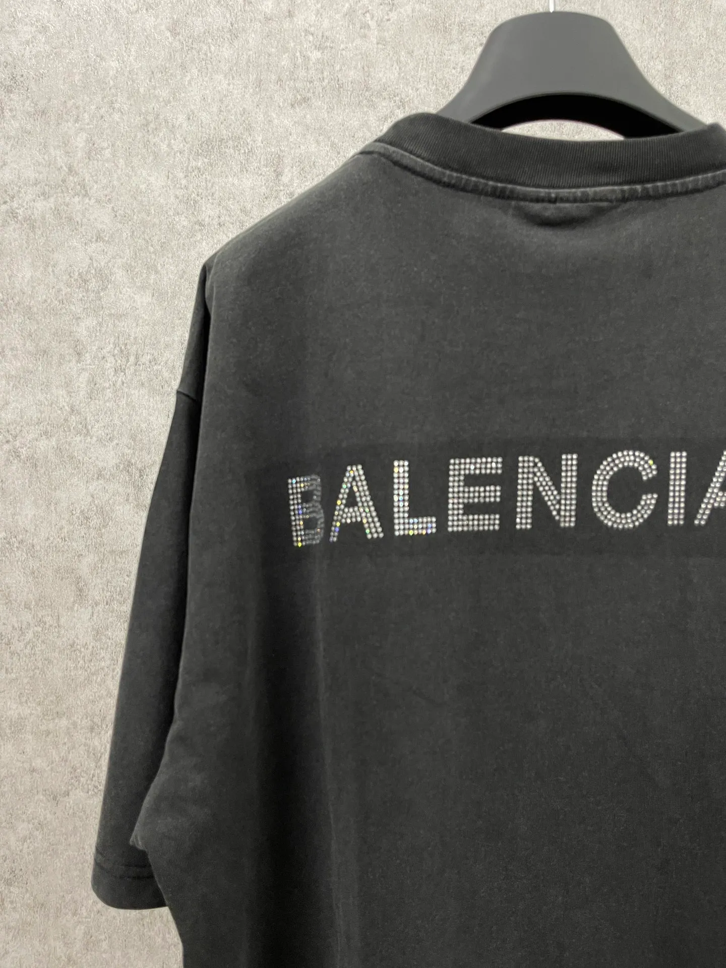 🅿️174 Actual pictures [Top version. Official website quality] BALENCI*GA/Paris BALENCI*GA# classic LOGO hot-drilled and washed short-sleeved T-shirt on the back. Brick cabinet synchronization. The fabric is made of Paris ZP custom-woven and dyed 100% cotton double yarn compact cotton. The weight is 260 grams. The cloth surface is clean. The cloth pattern is clear. Soft and comfortable. The color fastness is good. It is not easy to change color. The threads are woven and dyed with no color difference. The back hot drill uses imported drill, which has good gloss and is not easy to fall off. Jubie market makes goods based on pictures. Comparisons welcome. The ready-made clothes are washed and distressed, and the brick cabinets are restored. The version adopts the OS loose shoulder style. The same style for men and women. Code: BL223077 Color: Washed black. White Size: XS to L
