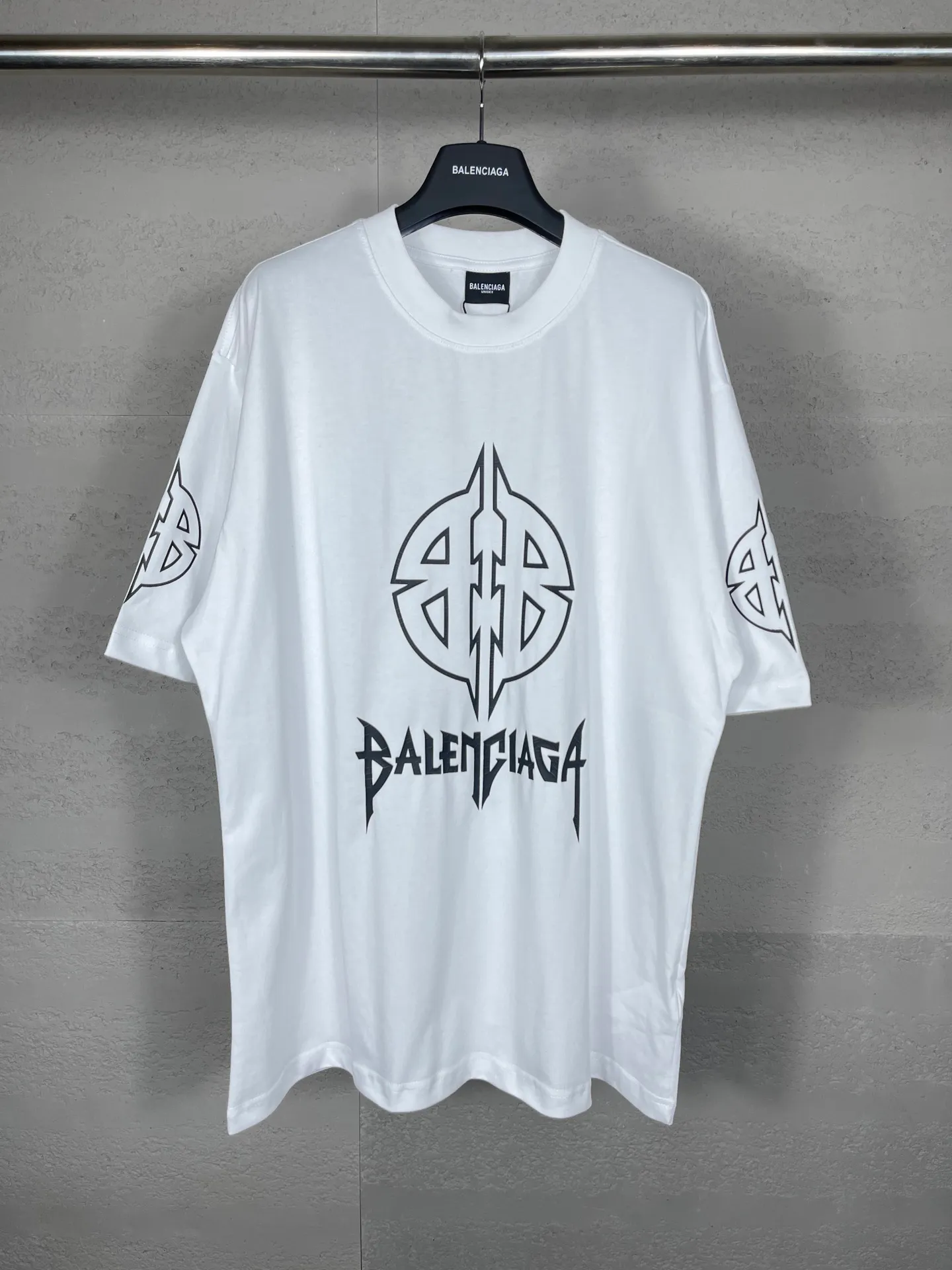 🅿️190 real photos [Top version. Official website quality] BALENCI*GA/Paris. 2024 new style. Classic LOGO cracked printed washed long-sleeved T-shirt. Brick cabinet synchronization. Genuine product developed at the first time, happy to print and compare! The fabric is made of Paris ZP custom-woven and dyed cotton with double yarns and compact cotton. The weight is 260 grams. The cloth surface is clean. The cloth pattern is clear, soft and comfortable. The threads are dyed with no color difference. The classic printing is made of environmentally friendly imported materials, and the letters are cracked and printed. The letters are clear and the effect is three-dimensional. Restore the brick cabinet. Ready-made clothes are washed and distressed, different market currency, welcome to compare, the version adopts OS loose shoulder version. Same style for men and women Coding: BL223209 Color: dark blue gray, white Size: XS to L