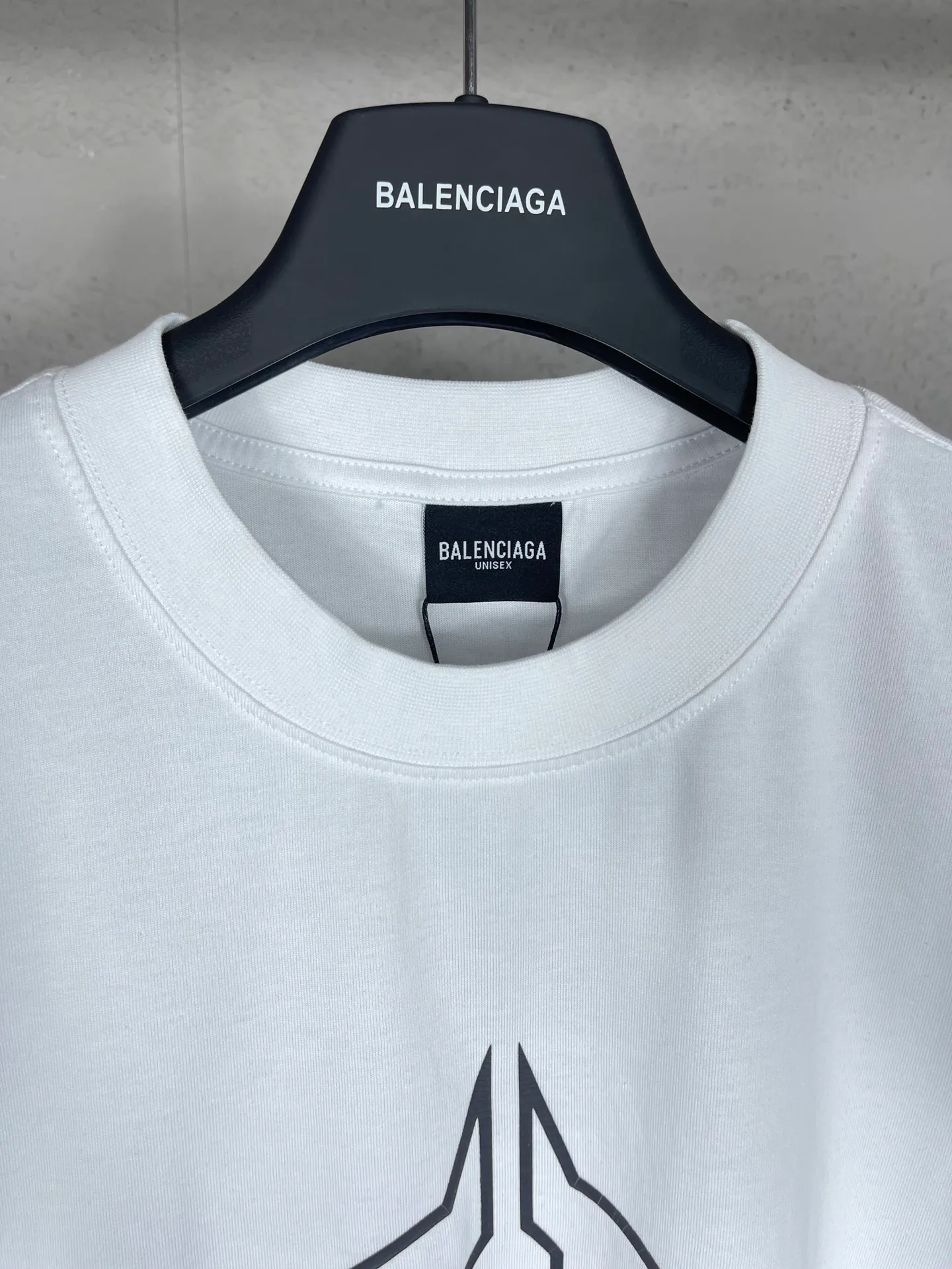 🅿️190 real photos [Top version. Official website quality] BALENCI*GA/Paris. 2024 new style. Classic LOGO cracked printed washed long-sleeved T-shirt. Brick cabinet synchronization. Genuine product developed at the first time, happy to print and compare! The fabric is made of Paris ZP custom-woven and dyed cotton with double yarns and compact cotton. The weight is 260 grams. The cloth surface is clean. The cloth pattern is clear, soft and comfortable. The threads are dyed with no color difference. The classic printing is made of environmentally friendly imported materials, and the letters are cracked and printed. The letters are clear and the effect is three-dimensional. Restore the brick cabinet. Ready-made clothes are washed and distressed, different market currency, welcome to compare, the version adopts OS loose shoulder version. Same style for men and women Coding: BL223209 Color: dark blue gray, white Size: XS to L