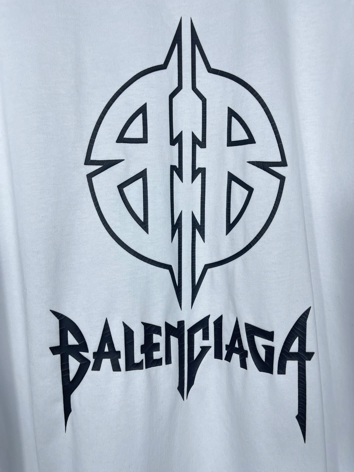 🅿️190 real photos [Top version. Official website quality] BALENCI*GA/Paris. 2024 new style. Classic LOGO cracked printed washed long-sleeved T-shirt. Brick cabinet synchronization. Genuine product developed at the first time, happy to print and compare! The fabric is made of Paris ZP custom-woven and dyed cotton with double yarns and compact cotton. The weight is 260 grams. The cloth surface is clean. The cloth pattern is clear, soft and comfortable. The threads are dyed with no color difference. The classic printing is made of environmentally friendly imported materials, and the letters are cracked and printed. The letters are clear and the effect is three-dimensional. Restore the brick cabinet. Ready-made clothes are washed and distressed, different market currency, welcome to compare, the version adopts OS loose shoulder version. Same style for men and women Coding: BL223209 Color: dark blue gray, white Size: XS to L