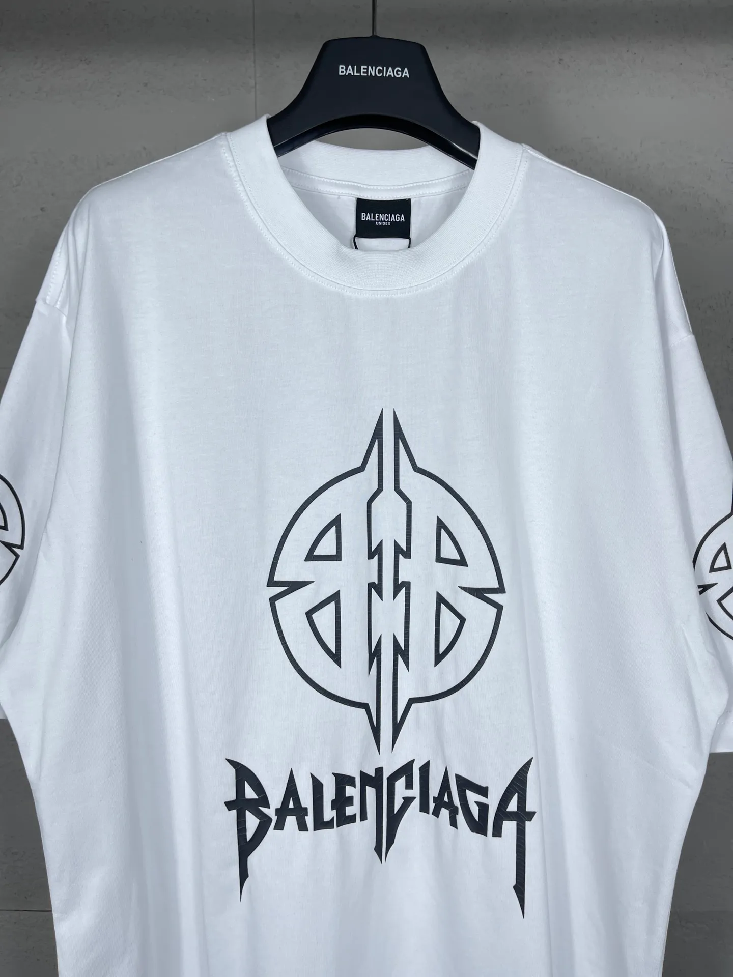 🅿️190 real photos [Top version. Official website quality] BALENCI*GA/Paris. 2024 new style. Classic LOGO cracked printed washed long-sleeved T-shirt. Brick cabinet synchronization. Genuine product developed at the first time, happy to print and compare! The fabric is made of Paris ZP custom-woven and dyed cotton with double yarns and compact cotton. The weight is 260 grams. The cloth surface is clean. The cloth pattern is clear, soft and comfortable. The threads are dyed with no color difference. The classic printing is made of environmentally friendly imported materials, and the letters are cracked and printed. The letters are clear and the effect is three-dimensional. Restore the brick cabinet. Ready-made clothes are washed and distressed, different market currency, welcome to compare, the version adopts OS loose shoulder version. Same style for men and women Coding: BL223209 Color: dark blue gray, white Size: XS to L