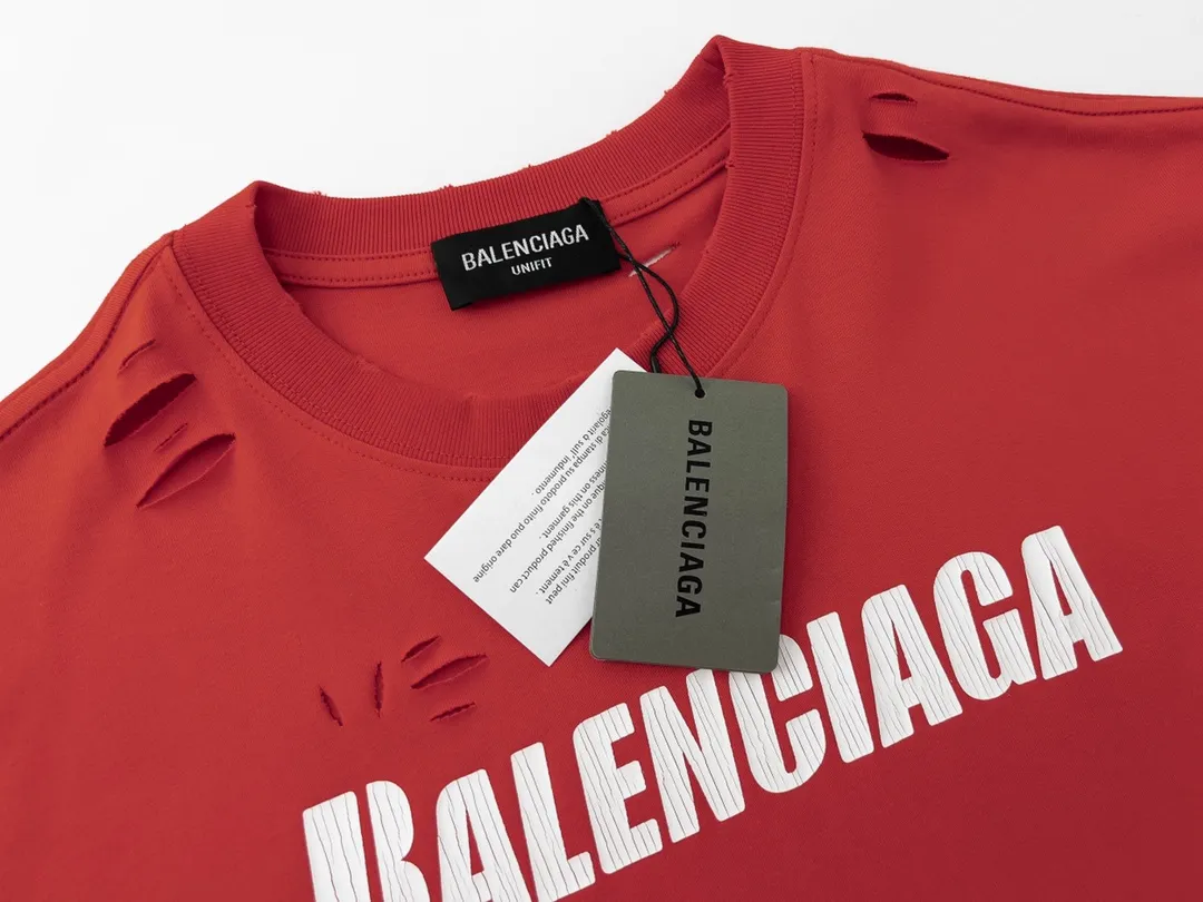 🅿️166 Detailed picture [Top version. Official website quality] BALENCI*GA/Paris. Classic letter LOGO printed ready-to-wear, washed, distressed, hole-cut, short-sleeved T-shirt. Brick cabinet synchronization. The fabric is made of Paris ZP custom-woven and dyed 100% cotton double yarn compact cotton. The weight is 260 grams, the cloth surface is clean. The cloth pattern is clear, soft and comfortable. The threads are dyed with no color difference. The classic pattern is printed with environmentally friendly imported materials, straight cracks and cracked glue. Precision printing screen, the letters are clear and the effect is three-dimensional. Restored brick cabinet. Ready-made garments are washed and worn, many people grind and cut them by hand. They are produced with heavy craftsmanship. Different market currency. Welcome to compare. The version adopts OS loose shoulder version. Same style for men and women. Coding: BL223033 Color: black, white, dark coffee, purple, lake blue, red, army green Size: XS to L