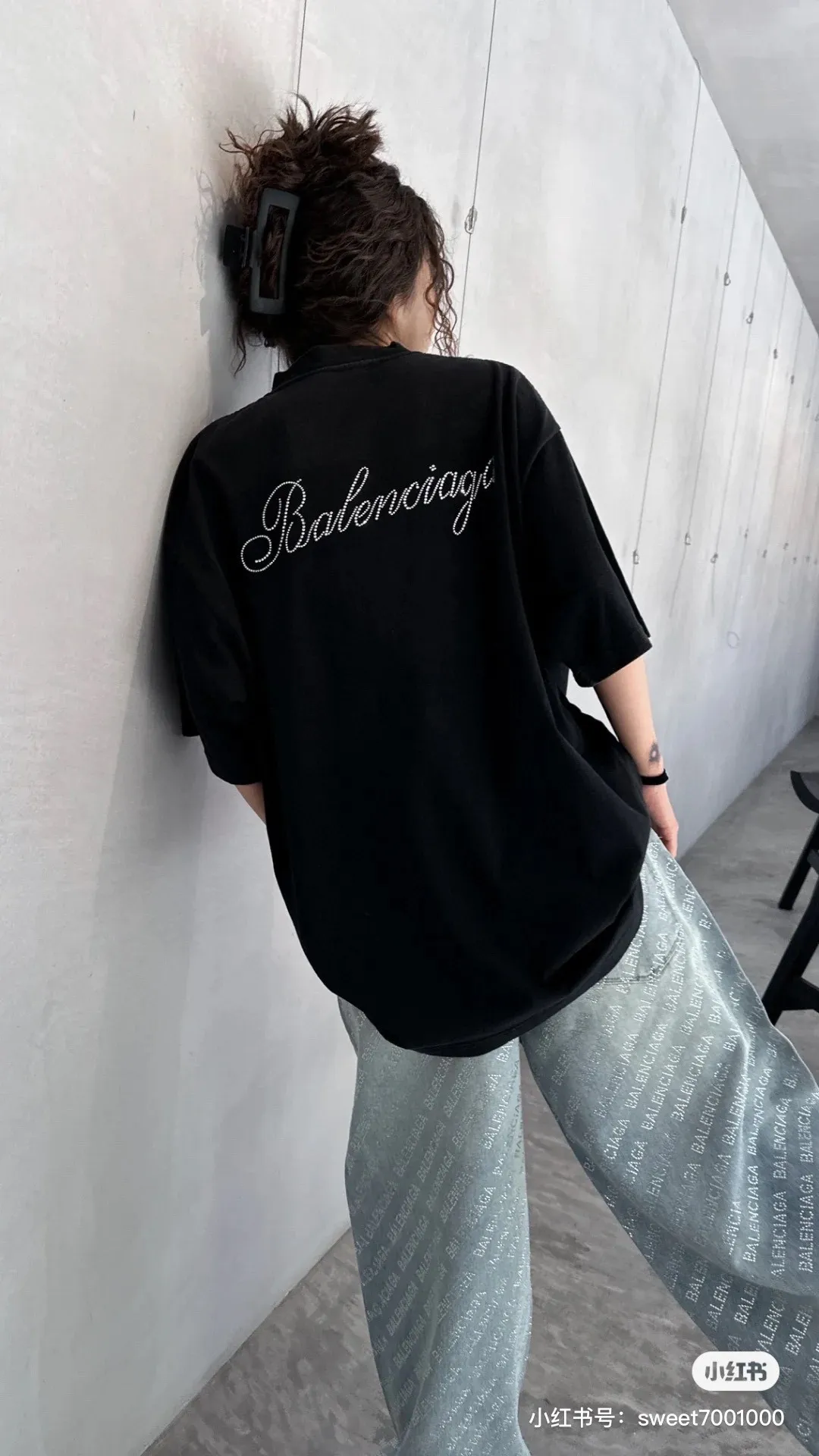 🎀Hot model pictures🎀Top tested version of BALENCIAGA Spring/Summer 2024SS signature diamond-encrusted short-sleeved T-shirt on the back. The whole piece of fabric is washed before being cut. The front and rear panels are printed using imported Kornit direct-jet printing technology. After the garment is washed twice, in order to get closer to the original effect, it is manually positioned, flattened, inked and spray-painted by a master craftsman. The garment effect is more accurate and time-consuming and labor-intensive. The details are perfectly restored zp Exclusively woven and dyed 300g fabric. Threads are dyed in the same vat with zero color difference. Difference from market currency. Comparison welcome. Fabric: Customized imported high-weight tight double yarn fabric 300g, 100% cotton. Accessories: full set of customized accessories, packaging bags, tags, brand LOGO Sydney paper. Color: black. Size: XS--L P:260.