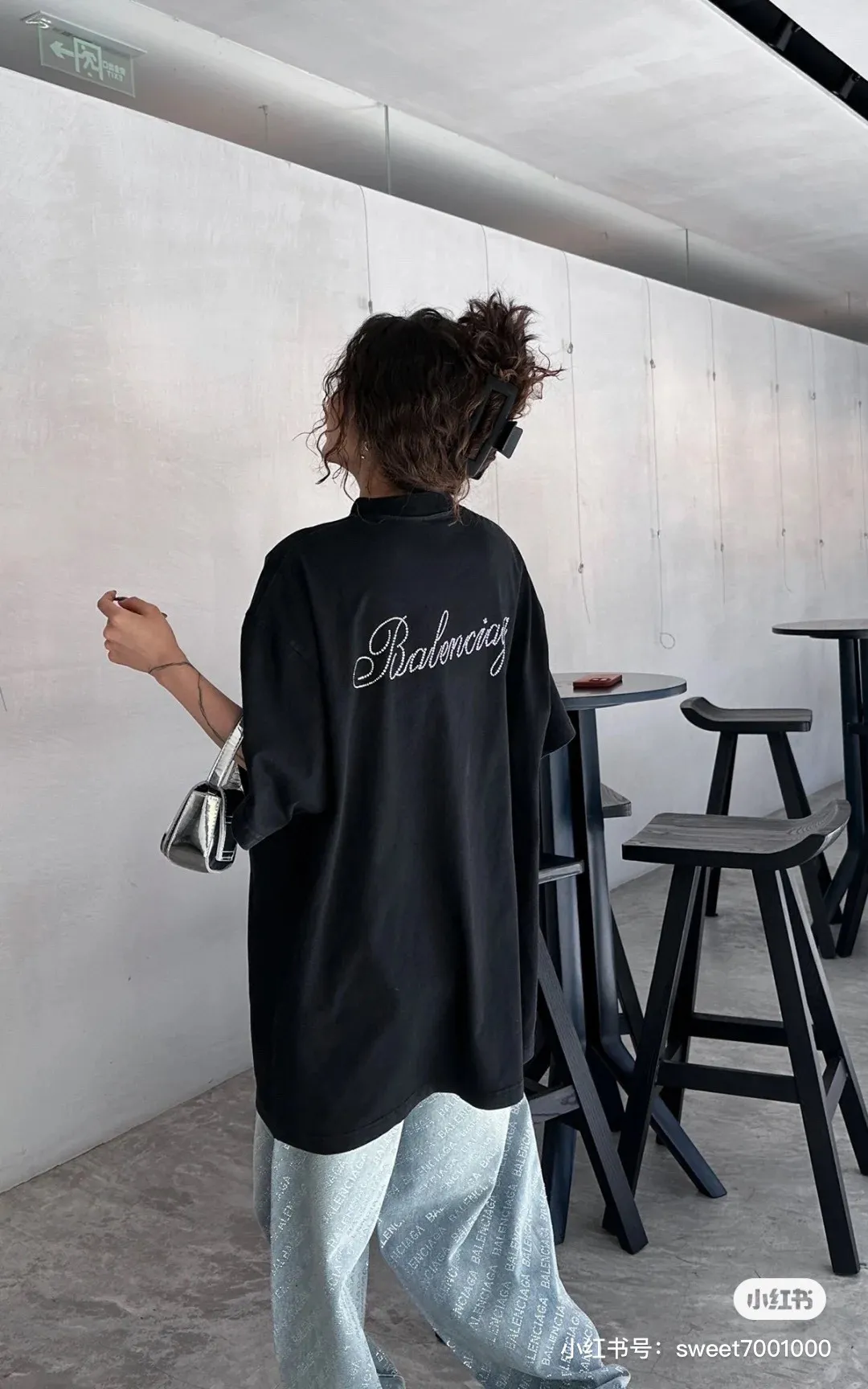 🎀Hot model pictures🎀Top tested version of BALENCIAGA Spring/Summer 2024SS signature diamond-encrusted short-sleeved T-shirt on the back. The whole piece of fabric is washed before being cut. The front and rear panels are printed using imported Kornit direct-jet printing technology. After the garment is washed twice, in order to get closer to the original effect, it is manually positioned, flattened, inked and spray-painted by a master craftsman. The garment effect is more accurate and time-consuming and labor-intensive. The details are perfectly restored zp Exclusively woven and dyed 300g fabric. Threads are dyed in the same vat with zero color difference. Difference from market currency. Comparison welcome. Fabric: Customized imported high-weight tight double yarn fabric 300g, 100% cotton. Accessories: full set of customized accessories, packaging bags, tags, brand LOGO Sydney paper. Color: black. Size: XS--L P:260.