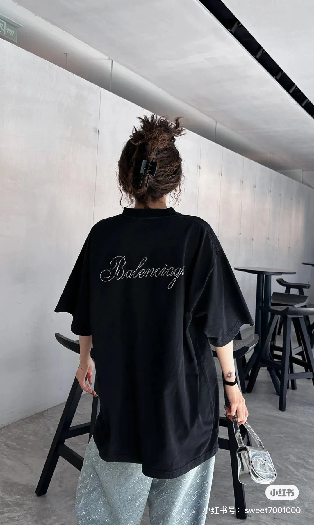 🎀Hot model pictures🎀Top tested version of BALENCIAGA Spring/Summer 2024SS signature diamond-encrusted short-sleeved T-shirt on the back. The whole piece of fabric is washed before being cut. The front and rear panels are printed using imported Kornit direct-jet printing technology. After the garment is washed twice, in order to get closer to the original effect, it is manually positioned, flattened, inked and spray-painted by a master craftsman. The garment effect is more accurate and time-consuming and labor-intensive. The details are perfectly restored zp Exclusively woven and dyed 300g fabric. Threads are dyed in the same vat with zero color difference. Difference from market currency. Comparison welcome. Fabric: Customized imported high-weight tight double yarn fabric 300g, 100% cotton. Accessories: full set of customized accessories, packaging bags, tags, brand LOGO Sydney paper. Color: black. Size: XS--L P:260.