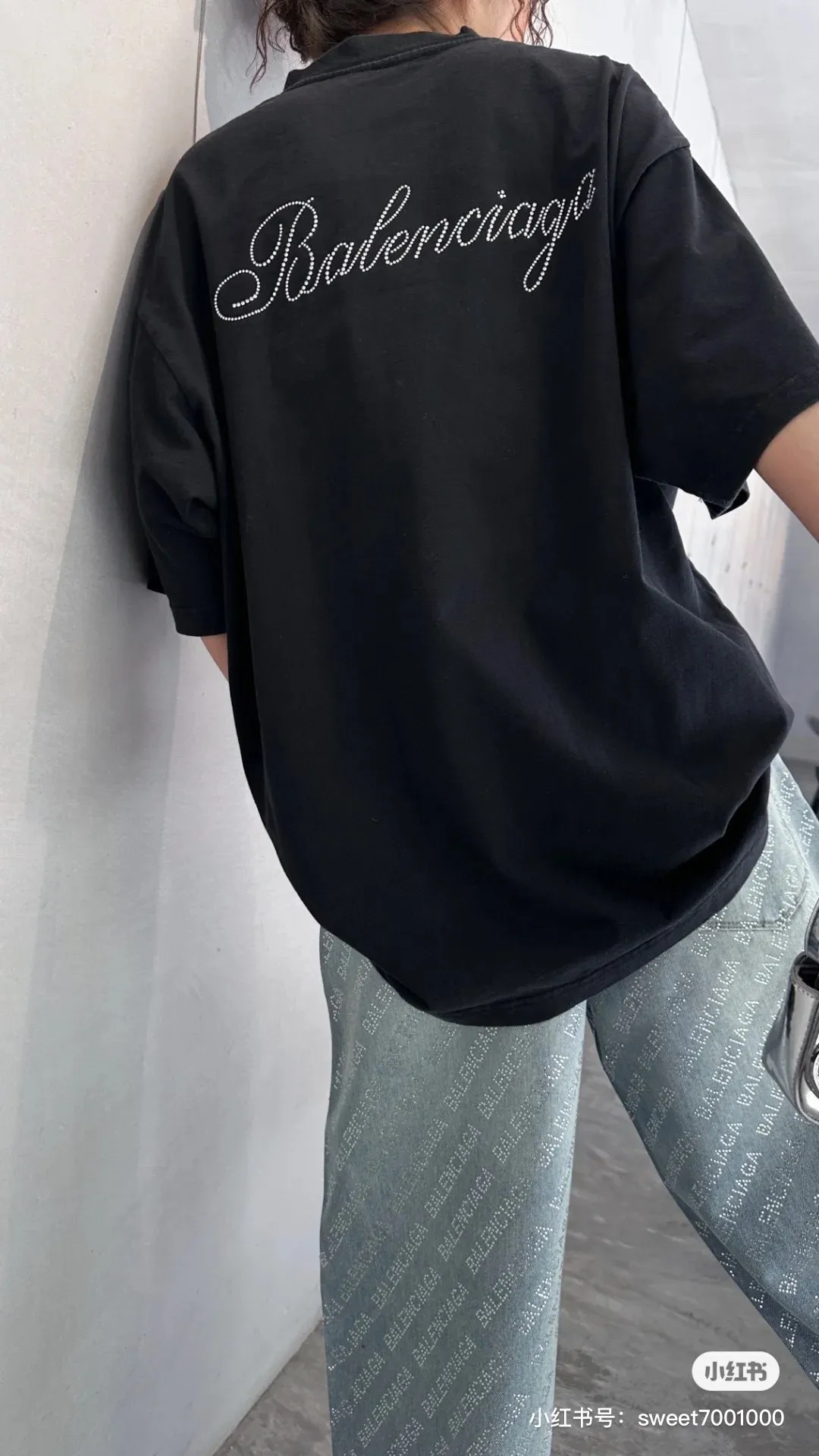 🎀Hot model pictures🎀Top tested version of BALENCIAGA Spring/Summer 2024SS signature diamond-encrusted short-sleeved T-shirt on the back. The whole piece of fabric is washed before being cut. The front and rear panels are printed using imported Kornit direct-jet printing technology. After the garment is washed twice, in order to get closer to the original effect, it is manually positioned, flattened, inked and spray-painted by a master craftsman. The garment effect is more accurate and time-consuming and labor-intensive. The details are perfectly restored zp Exclusively woven and dyed 300g fabric. Threads are dyed in the same vat with zero color difference. Difference from market currency. Comparison welcome. Fabric: Customized imported high-weight tight double yarn fabric 300g, 100% cotton. Accessories: full set of customized accessories, packaging bags, tags, brand LOGO Sydney paper. Color: black. Size: XS--L P:260.