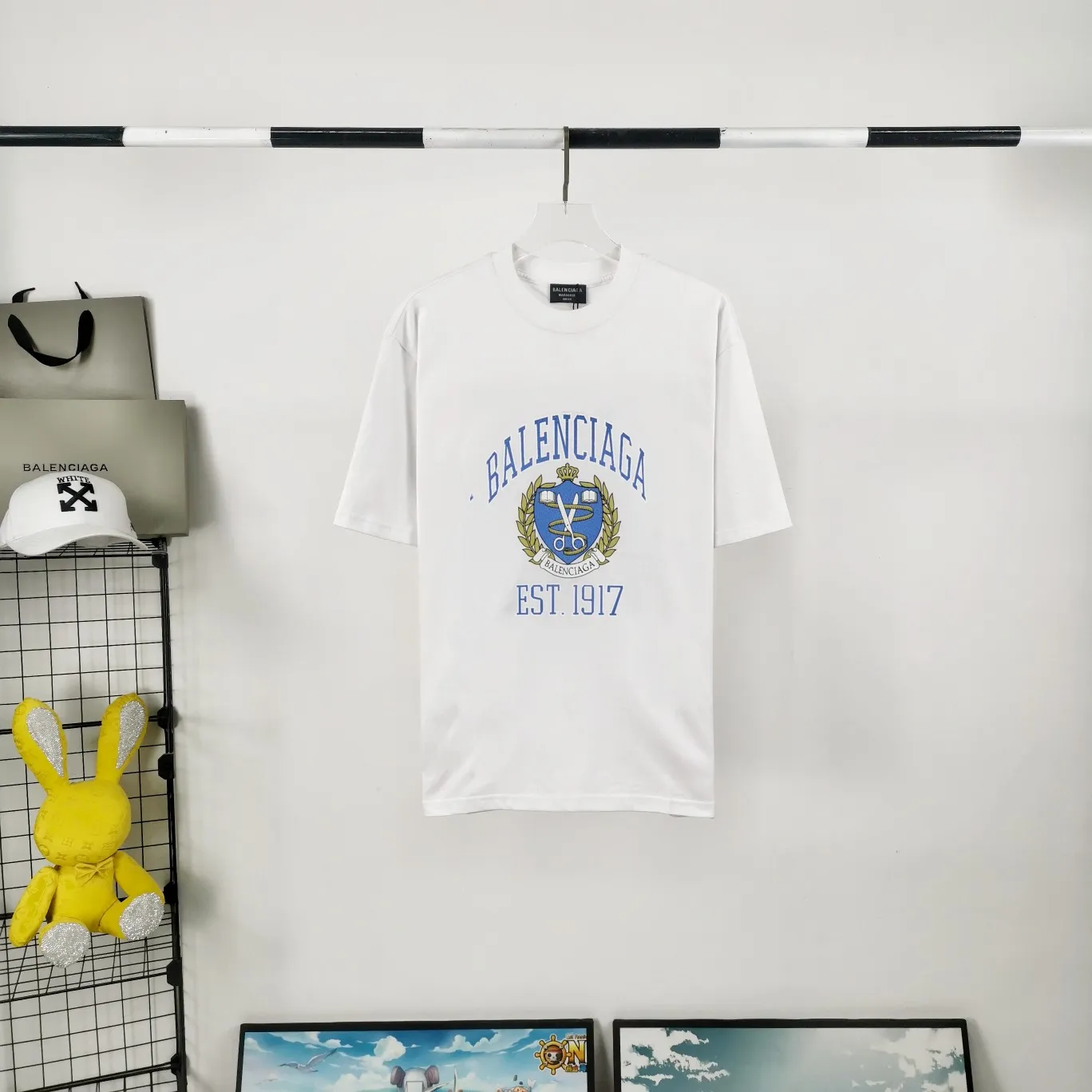 [New] The top tried and tested version of Balenciaga logo printed EST 1917 knitted T-shirt 2022 new spring and summer short-sleeved men and women couples, the process uses Kangli printing cracking effect. This crack is not a line pattern, but a three-dimensional burst pattern. How many versions on the market are based on pictures? Just make pictures, not craftsmanship? Without a version, it would be impossible to create the original flavor, and it would be almost pointless to brag! The front panel printing glue bursting effect uses imported transparent slurry to scrape the bottom to make the printing bursting feel uniform. (PS: If this process is missing, the printing will easily fall off in large areas after cracking) The fabric is made of 24S 260g pure cotton double yarn fabric, which is full of drape, sweat-absorbent and breathable. Color: Black White Size: XS-L P:250
