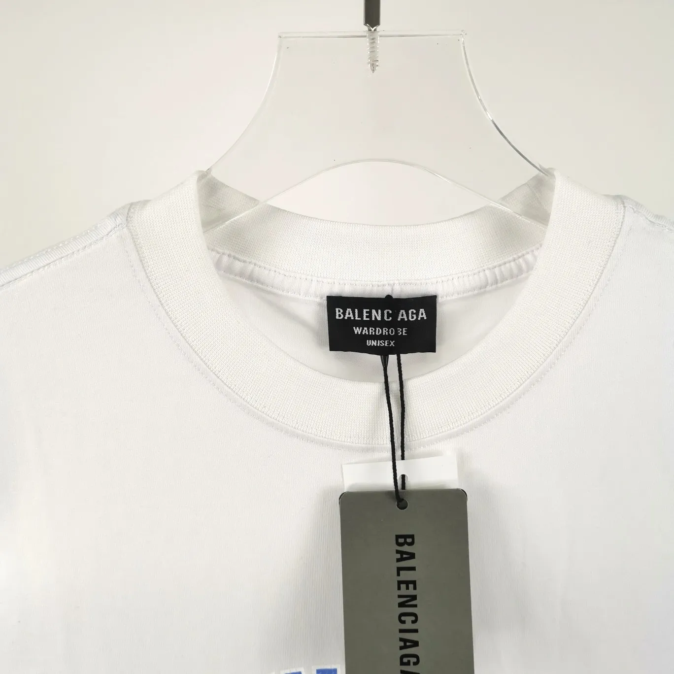 [New] The top tried and tested version of Balenciaga logo printed EST 1917 knitted T-shirt 2022 new spring and summer short-sleeved men and women couples, the process uses Kangli printing cracking effect. This crack is not a line pattern, but a three-dimensional burst pattern. How many versions on the market are based on pictures? Just make pictures, not craftsmanship? Without a version, it would be impossible to create the original flavor, and it would be almost pointless to brag! The front panel printing glue bursting effect uses imported transparent slurry to scrape the bottom to make the printing bursting feel uniform. (PS: If this process is missing, the printing will easily fall off in large areas after cracking) The fabric is made of 24S 260g pure cotton double yarn fabric, which is full of drape, sweat-absorbent and breathable. Color: Black White Size: XS-L P:250