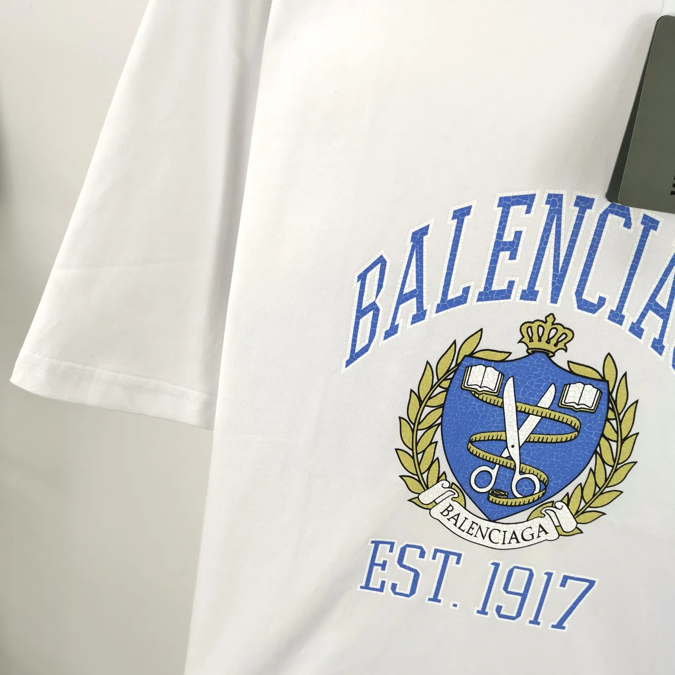 [New] The top tried and tested version of Balenciaga logo printed EST 1917 knitted T-shirt 2022 new spring and summer short-sleeved men and women couples, the process uses Kangli printing cracking effect. This crack is not a line pattern, but a three-dimensional burst pattern. How many versions on the market are based on pictures? Just make pictures, not craftsmanship? Without a version, it would be impossible to create the original flavor, and it would be almost pointless to brag! The front panel printing glue bursting effect uses imported transparent slurry to scrape the bottom to make the printing bursting feel uniform. (PS: If this process is missing, the printing will easily fall off in large areas after cracking) The fabric is made of 24S 260g pure cotton double yarn fabric, which is full of drape, sweat-absorbent and breathable. Color: Black White Size: XS-L P:250