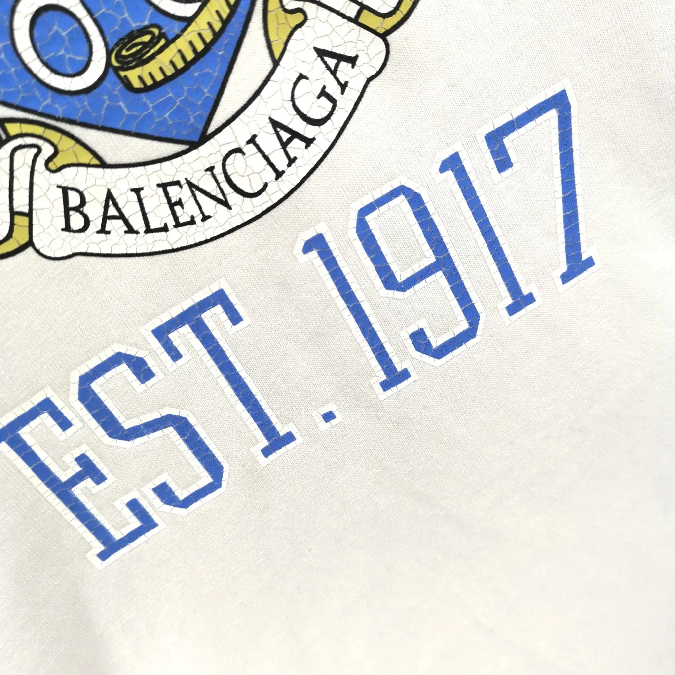 [New] The top tried and tested version of Balenciaga logo printed EST 1917 knitted T-shirt 2022 new spring and summer short-sleeved men and women couples, the process uses Kangli printing cracking effect. This crack is not a line pattern, but a three-dimensional burst pattern. How many versions on the market are based on pictures? Just make pictures, not craftsmanship? Without a version, it would be impossible to create the original flavor, and it would be almost pointless to brag! The front panel printing glue bursting effect uses imported transparent slurry to scrape the bottom to make the printing bursting feel uniform. (PS: If this process is missing, the printing will easily fall off in large areas after cracking) The fabric is made of 24S 260g pure cotton double yarn fabric, which is full of drape, sweat-absorbent and breathable. Color: Black White Size: XS-L P:250