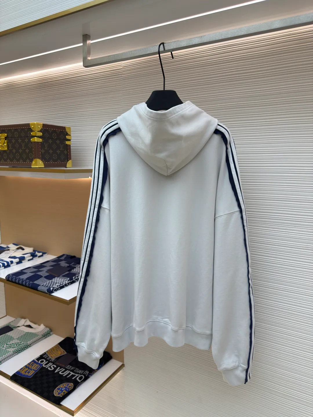 Balenciaga shoulder bar hooded sweatshirt ●Authentic product: Purchased and developed by 15720 ●Item number: 1680141-A95 ●Fabric: pure cotton fabric ●Technology: made on positioning cutting machine ●Version: loose fit ●Weight: about 1005 grams ●Size: 0-1-2-3 ●Description: Balenciaga Shoulder bar hooded sweatshirt, custom-woven and dyed original fabric of the same specifications, custom-dyed fabric in small vats and matching ribs, 380 grams in weight. The key and difficult craftsmanship is the splicing of five pit strips of webbing across the shoulders, and the one-piece sleeves are made after overcoating the front and back pieces. The materials are all developed and dyed, and even the edge ribs of the webbing are also made to have no color difference. The overall line is straight and delicate, the fabric is comfortable and soft, the color is consistent and there is no color difference. It can be matched with the same style to create a fashionable look, to control various occasions, customized accessories, complete three standards, the same style for men and women!