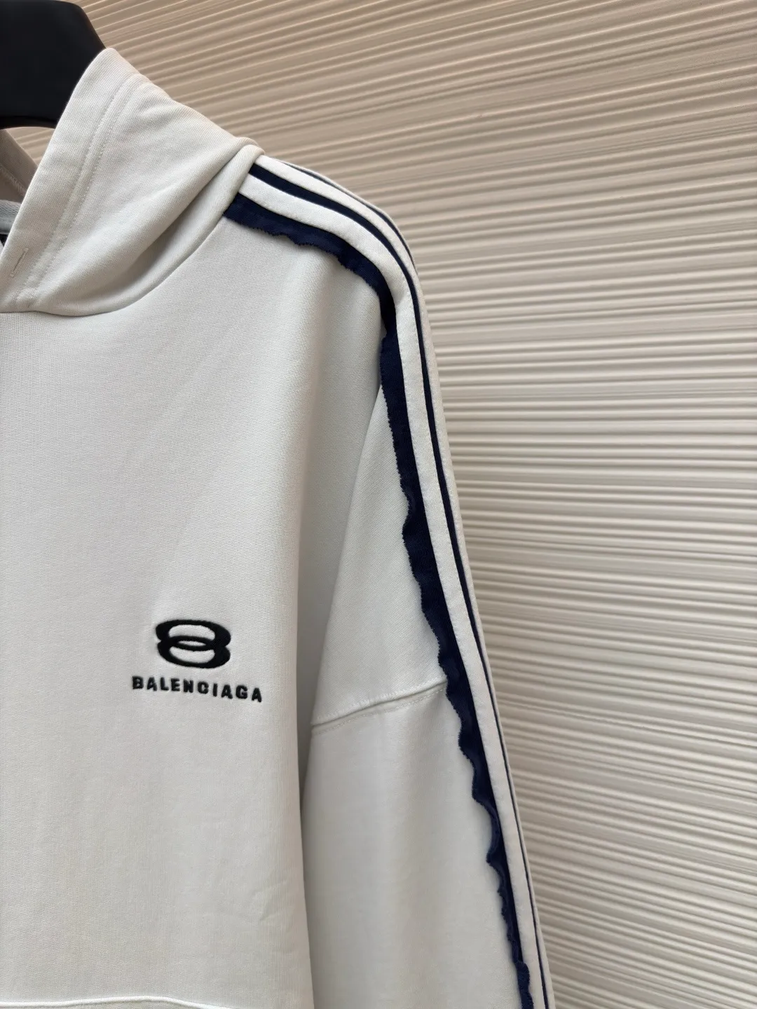 Balenciaga shoulder bar hooded sweatshirt ●Authentic product: Purchased and developed by 15720 ●Item number: 1680141-A95 ●Fabric: pure cotton fabric ●Technology: made on positioning cutting machine ●Version: loose fit ●Weight: about 1005 grams ●Size: 0-1-2-3 ●Description: Balenciaga Shoulder bar hooded sweatshirt, custom-woven and dyed original fabric of the same specifications, custom-dyed fabric in small vats and matching ribs, 380 grams in weight. The key and difficult craftsmanship is the splicing of five pit strips of webbing across the shoulders, and the one-piece sleeves are made after overcoating the front and back pieces. The materials are all developed and dyed, and even the edge ribs of the webbing are also made to have no color difference. The overall line is straight and delicate, the fabric is comfortable and soft, the color is consistent and there is no color difference. It can be matched with the same style to create a fashionable look, to control various occasions, customized accessories, complete three standards, the same style for men and women!