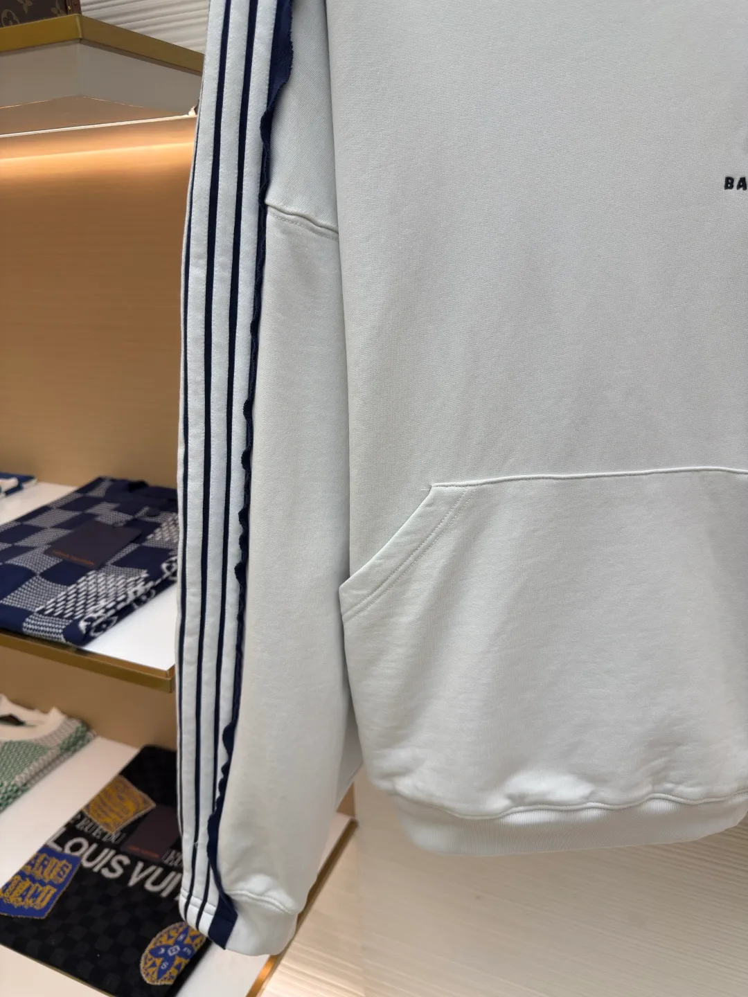Balenciaga shoulder bar hooded sweatshirt ●Authentic product: Purchased and developed by 15720 ●Item number: 1680141-A95 ●Fabric: pure cotton fabric ●Technology: made on positioning cutting machine ●Version: loose fit ●Weight: about 1005 grams ●Size: 0-1-2-3 ●Description: Balenciaga Shoulder bar hooded sweatshirt, custom-woven and dyed original fabric of the same specifications, custom-dyed fabric in small vats and matching ribs, 380 grams in weight. The key and difficult craftsmanship is the splicing of five pit strips of webbing across the shoulders, and the one-piece sleeves are made after overcoating the front and back pieces. The materials are all developed and dyed, and even the edge ribs of the webbing are also made to have no color difference. The overall line is straight and delicate, the fabric is comfortable and soft, the color is consistent and there is no color difference. It can be matched with the same style to create a fashionable look, to control various occasions, customized accessories, complete three standards, the same style for men and women!