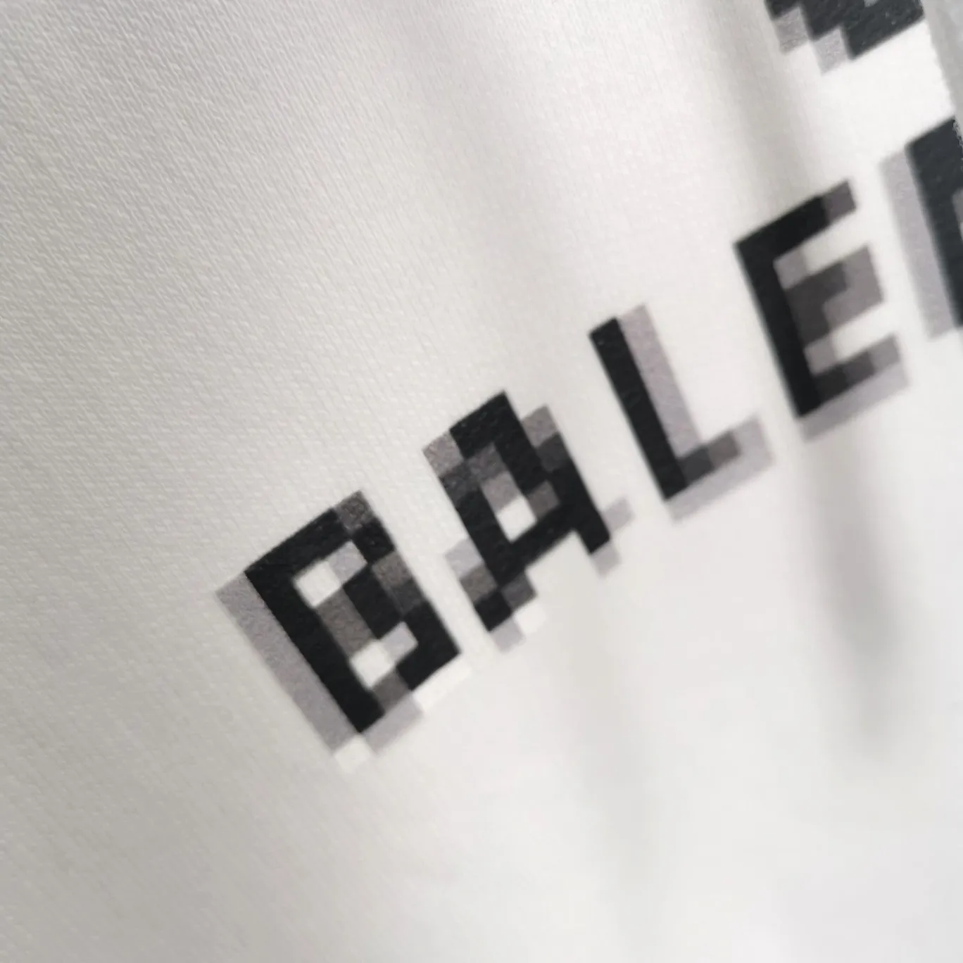 Additional details - Spring and Autumn top proven version Balenciaga 22S early spring new fashion hole phantom mosaic blurred letters loose cotton hoodie sweatshirt. The fabric is made of 520g composite crystal velvet, the fabric density is extremely high, the chest is printed with digital direct injection, the blurred mathematical pattern is dizzy effect, and the hazy gradient phantom printing of the English "Balenciaga" on the chest is restored without any difference. The intercalated gray is a yarn-dyed fabric, and the yarn is dyed first and then woven. Feel free to compare.  Color: Black White Size: XS-L P: 460