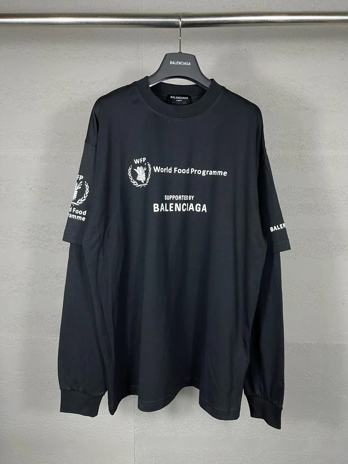 🅿️216 Real photos [Top version. Official website quality] BALENCIAGA/Balenciaga WFP World Food Agency charity limited edition #long-sleeved T-shirt. The fabric is made of Paris ZP custom-woven and dyed cotton double yarn. Weighing 260 grams, the cloth surface is clean. The cloth pattern is clear, soft and comfortable. The ribbing is dyed with no color difference. The classic pattern printing uses environmentally friendly imported glue, micro-foam printing. Precision screen. The letters are clear. No burrs. Strong three-dimensional effect. The version adopts OS loose shoulder version. Same style for men and women. Coding: BL225016 Color: white, black Size: XS S M L