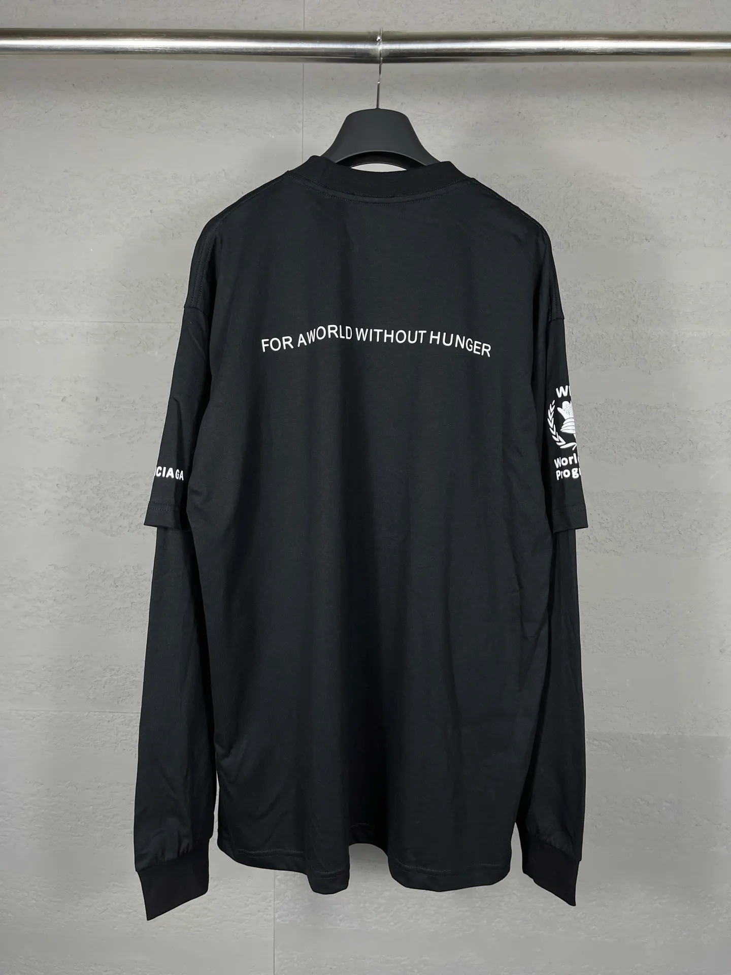 🅿️216 Real photos [Top version. Official website quality] BALENCIAGA/Balenciaga WFP World Food Agency charity limited edition #long-sleeved T-shirt. The fabric is made of Paris ZP custom-woven and dyed cotton double yarn. Weighing 260 grams, the cloth surface is clean. The cloth pattern is clear, soft and comfortable. The ribbing is dyed with no color difference. The classic pattern printing uses environmentally friendly imported glue, micro-foam printing. Precision screen. The letters are clear. No burrs. Strong three-dimensional effect. The version adopts OS loose shoulder version. Same style for men and women. Coding: BL225016 Color: white, black Size: XS S M L