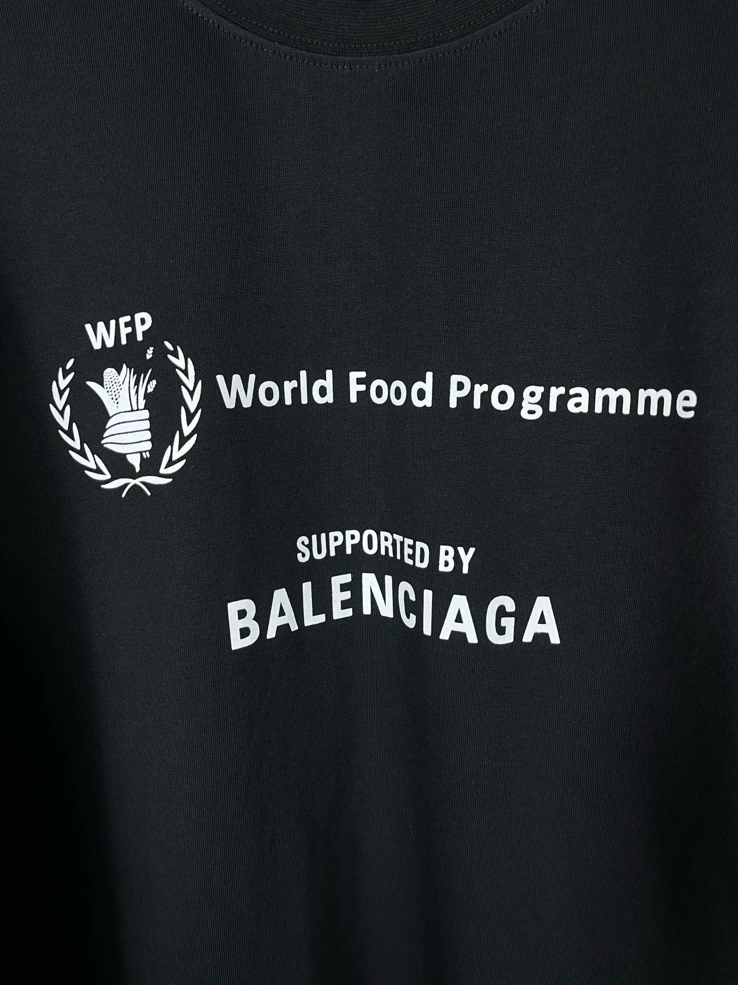 🅿️216 Real photos [Top version. Official website quality] BALENCIAGA/Balenciaga WFP World Food Agency charity limited edition #long-sleeved T-shirt. The fabric is made of Paris ZP custom-woven and dyed cotton double yarn. Weighing 260 grams, the cloth surface is clean. The cloth pattern is clear, soft and comfortable. The ribbing is dyed with no color difference. The classic pattern printing uses environmentally friendly imported glue, micro-foam printing. Precision screen. The letters are clear. No burrs. Strong three-dimensional effect. The version adopts OS loose shoulder version. Same style for men and women. Coding: BL225016 Color: white, black Size: XS S M L