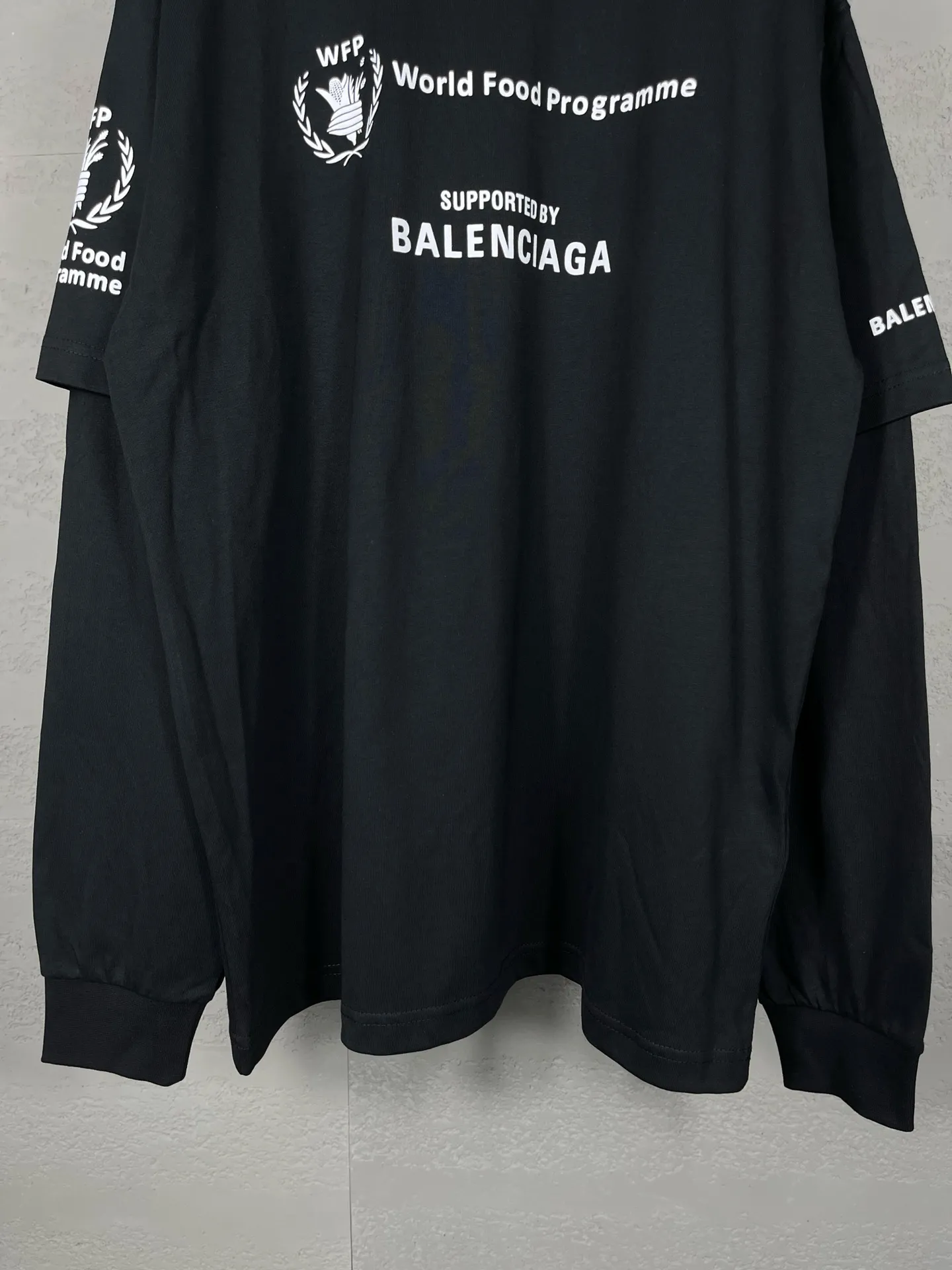 🅿️216 Real photos [Top version. Official website quality] BALENCIAGA/Balenciaga WFP World Food Agency charity limited edition #long-sleeved T-shirt. The fabric is made of Paris ZP custom-woven and dyed cotton double yarn. Weighing 260 grams, the cloth surface is clean. The cloth pattern is clear, soft and comfortable. The ribbing is dyed with no color difference. The classic pattern printing uses environmentally friendly imported glue, micro-foam printing. Precision screen. The letters are clear. No burrs. Strong three-dimensional effect. The version adopts OS loose shoulder version. Same style for men and women. Coding: BL225016 Color: white, black Size: XS S M L