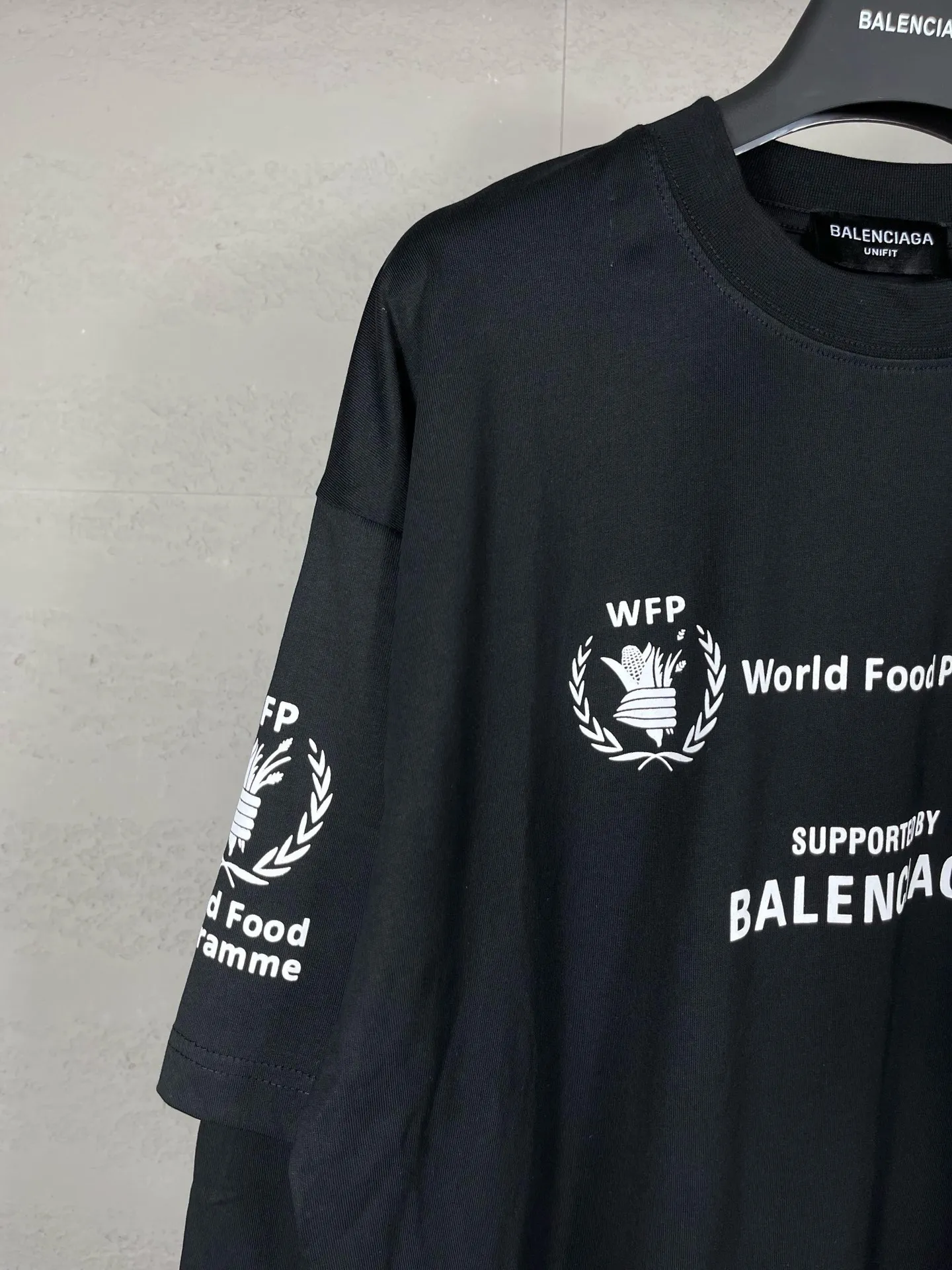 🅿️216 Real photos [Top version. Official website quality] BALENCIAGA/Balenciaga WFP World Food Agency charity limited edition #long-sleeved T-shirt. The fabric is made of Paris ZP custom-woven and dyed cotton double yarn. Weighing 260 grams, the cloth surface is clean. The cloth pattern is clear, soft and comfortable. The ribbing is dyed with no color difference. The classic pattern printing uses environmentally friendly imported glue, micro-foam printing. Precision screen. The letters are clear. No burrs. Strong three-dimensional effect. The version adopts OS loose shoulder version. Same style for men and women. Coding: BL225016 Color: white, black Size: XS S M L