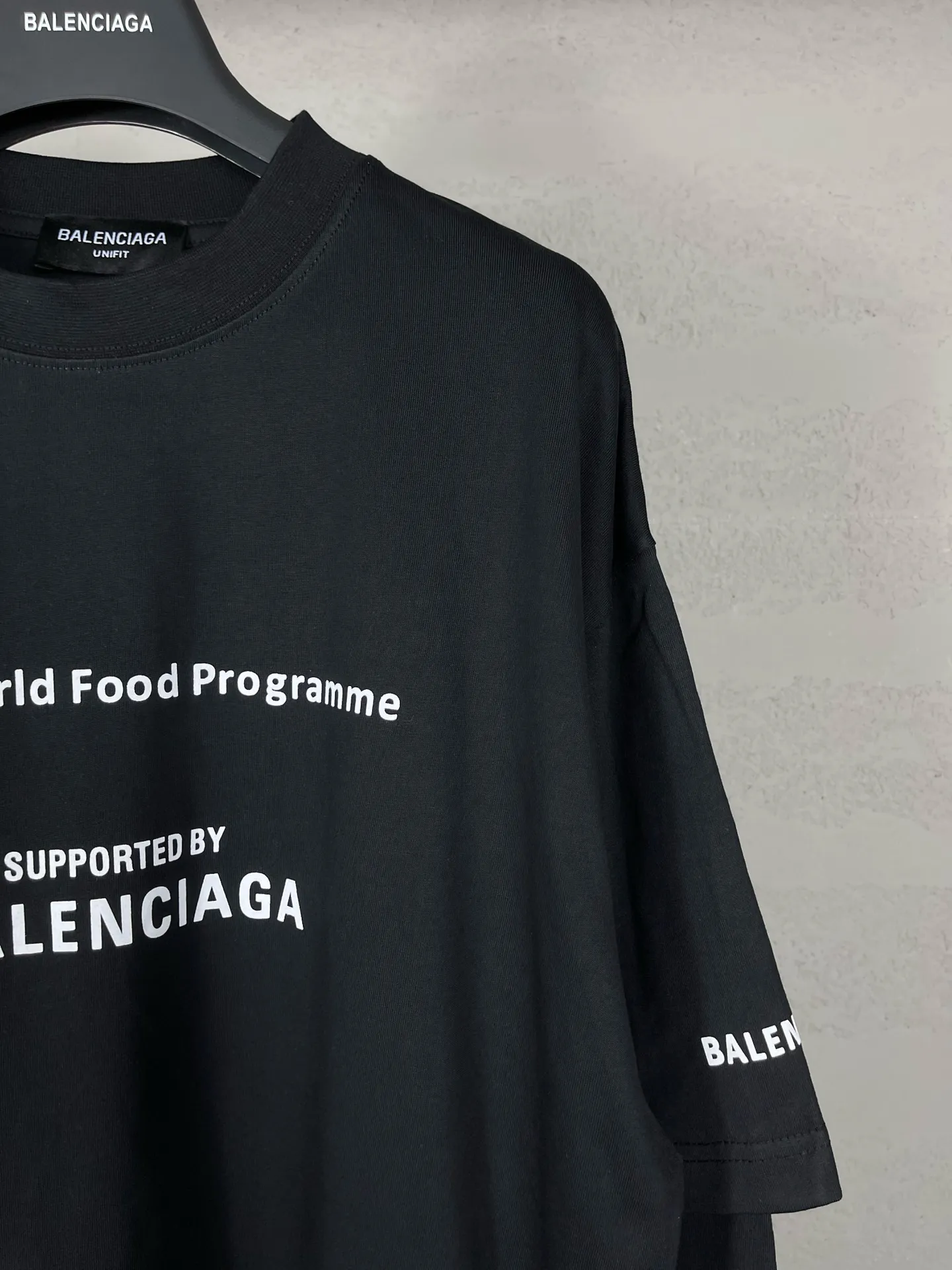 🅿️216 Real photos [Top version. Official website quality] BALENCIAGA/Balenciaga WFP World Food Agency charity limited edition #long-sleeved T-shirt. The fabric is made of Paris ZP custom-woven and dyed cotton double yarn. Weighing 260 grams, the cloth surface is clean. The cloth pattern is clear, soft and comfortable. The ribbing is dyed with no color difference. The classic pattern printing uses environmentally friendly imported glue, micro-foam printing. Precision screen. The letters are clear. No burrs. Strong three-dimensional effect. The version adopts OS loose shoulder version. Same style for men and women. Coding: BL225016 Color: white, black Size: XS S M L