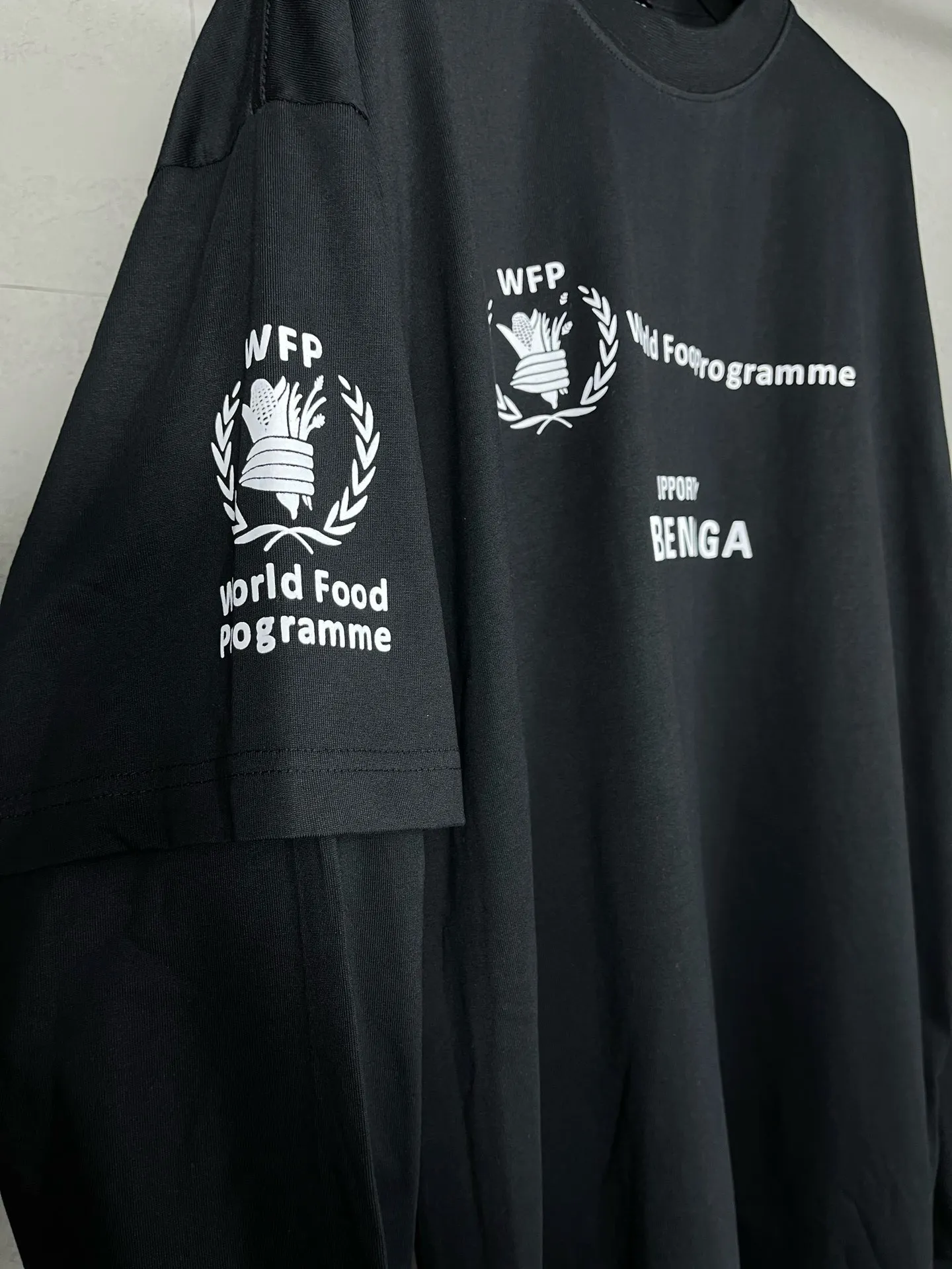 🅿️216 Real photos [Top version. Official website quality] BALENCIAGA/Balenciaga WFP World Food Agency charity limited edition #long-sleeved T-shirt. The fabric is made of Paris ZP custom-woven and dyed cotton double yarn. Weighing 260 grams, the cloth surface is clean. The cloth pattern is clear, soft and comfortable. The ribbing is dyed with no color difference. The classic pattern printing uses environmentally friendly imported glue, micro-foam printing. Precision screen. The letters are clear. No burrs. Strong three-dimensional effect. The version adopts OS loose shoulder version. Same style for men and women. Coding: BL225016 Color: white, black Size: XS S M L