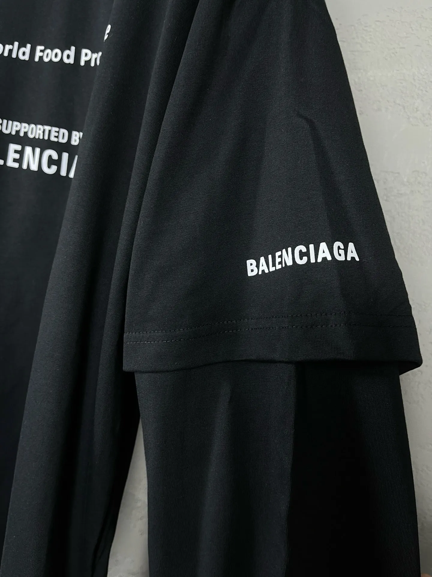 🅿️216 Real photos [Top version. Official website quality] BALENCIAGA/Balenciaga WFP World Food Agency charity limited edition #long-sleeved T-shirt. The fabric is made of Paris ZP custom-woven and dyed cotton double yarn. Weighing 260 grams, the cloth surface is clean. The cloth pattern is clear, soft and comfortable. The ribbing is dyed with no color difference. The classic pattern printing uses environmentally friendly imported glue, micro-foam printing. Precision screen. The letters are clear. No burrs. Strong three-dimensional effect. The version adopts OS loose shoulder version. Same style for men and women. Coding: BL225016 Color: white, black Size: XS S M L