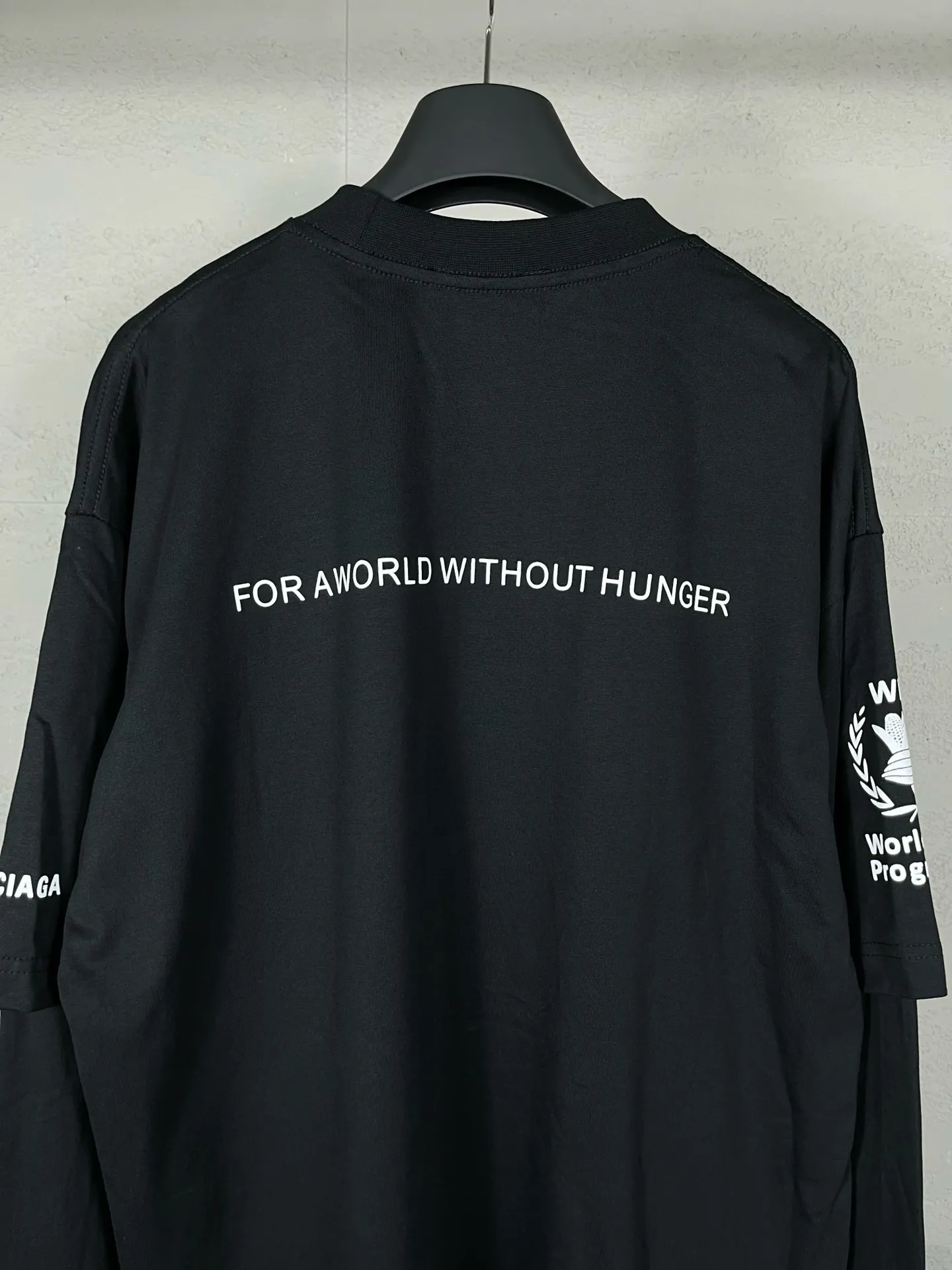 🅿️216 Real photos [Top version. Official website quality] BALENCIAGA/Balenciaga WFP World Food Agency charity limited edition #long-sleeved T-shirt. The fabric is made of Paris ZP custom-woven and dyed cotton double yarn. Weighing 260 grams, the cloth surface is clean. The cloth pattern is clear, soft and comfortable. The ribbing is dyed with no color difference. The classic pattern printing uses environmentally friendly imported glue, micro-foam printing. Precision screen. The letters are clear. No burrs. Strong three-dimensional effect. The version adopts OS loose shoulder version. Same style for men and women. Coding: BL225016 Color: white, black Size: XS S M L