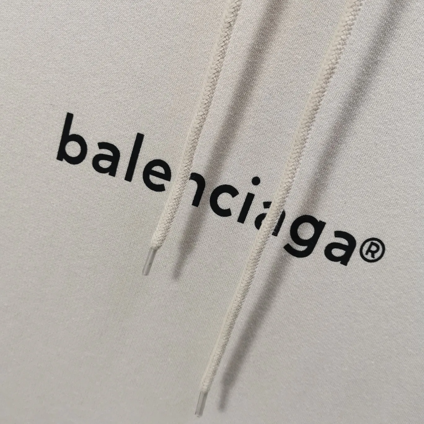 The top tested version of Balenciaga mailbox letter logo pure cotton loose hoodie for men and women in the same style autumn and winter hoodie hooded sweatshirt. A simple basic sweatshirt. A simple sweatshirt that you can fall in love with at first sight. The Blcg mailbox logo on the chest is simple and beautiful. It is operated by an imported elliptical machine, with no burrs and neat alignment! The fabric is made of 480g pure cotton fabric, which is different from the low-end version. The color is also super beautiful. You must get this one! ! ! ! !  Color: black, white, fog blue, khaki, lake green Size: XS-L P:450
