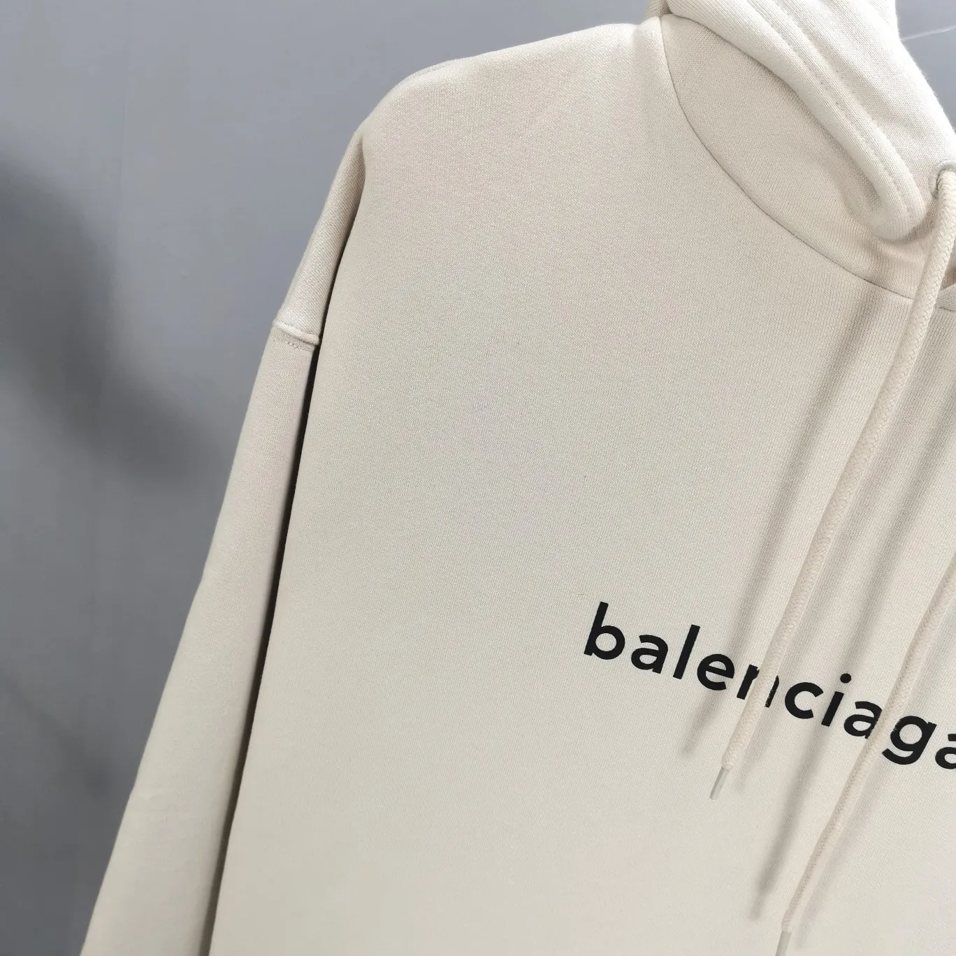 The top tested version of Balenciaga mailbox letter logo pure cotton loose hoodie for men and women in the same style autumn and winter hoodie hooded sweatshirt. A simple basic sweatshirt. A simple sweatshirt that you can fall in love with at first sight. The Blcg mailbox logo on the chest is simple and beautiful. It is operated by an imported elliptical machine, with no burrs and neat alignment! The fabric is made of 480g pure cotton fabric, which is different from the low-end version. The color is also super beautiful. You must get this one! ! ! ! !  Color: black, white, fog blue, khaki, lake green Size: XS-L P:450