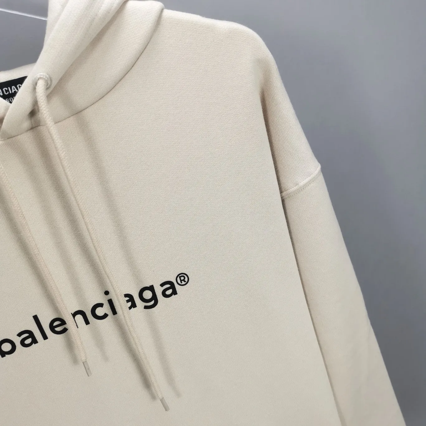 The top tested version of Balenciaga mailbox letter logo pure cotton loose hoodie for men and women in the same style autumn and winter hoodie hooded sweatshirt. A simple basic sweatshirt. A simple sweatshirt that you can fall in love with at first sight. The Blcg mailbox logo on the chest is simple and beautiful. It is operated by an imported elliptical machine, with no burrs and neat alignment! The fabric is made of 480g pure cotton fabric, which is different from the low-end version. The color is also super beautiful. You must get this one! ! ! ! !  Color: black, white, fog blue, khaki, lake green Size: XS-L P:450