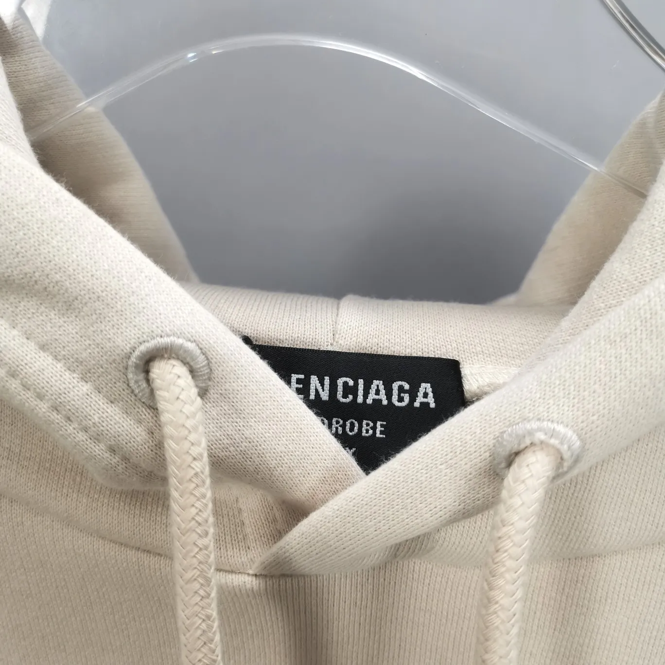The top tested version of Balenciaga mailbox letter logo pure cotton loose hoodie for men and women in the same style autumn and winter hoodie hooded sweatshirt. A simple basic sweatshirt. A simple sweatshirt that you can fall in love with at first sight. The Blcg mailbox logo on the chest is simple and beautiful. It is operated by an imported elliptical machine, with no burrs and neat alignment! The fabric is made of 480g pure cotton fabric, which is different from the low-end version. The color is also super beautiful. You must get this one! ! ! ! !  Color: black, white, fog blue, khaki, lake green Size: XS-L P:450