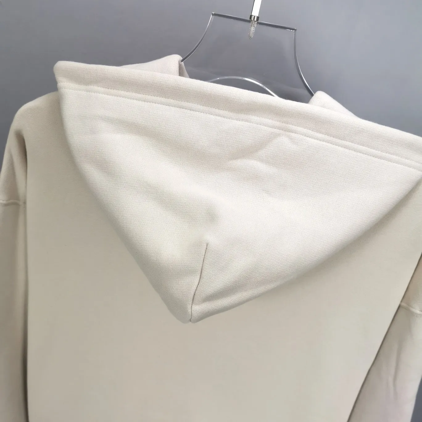 The top tested version of Balenciaga mailbox letter logo pure cotton loose hoodie for men and women in the same style autumn and winter hoodie hooded sweatshirt. A simple basic sweatshirt. A simple sweatshirt that you can fall in love with at first sight. The Blcg mailbox logo on the chest is simple and beautiful. It is operated by an imported elliptical machine, with no burrs and neat alignment! The fabric is made of 480g pure cotton fabric, which is different from the low-end version. The color is also super beautiful. You must get this one! ! ! ! !  Color: black, white, fog blue, khaki, lake green Size: XS-L P:450