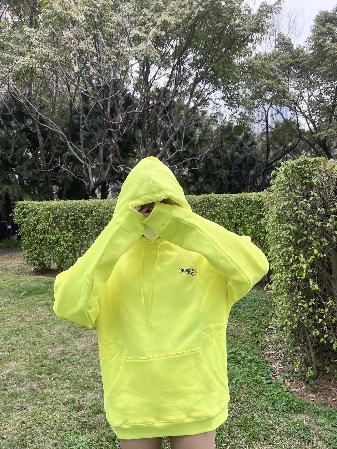 ♻️💯Refer to the model picture for the upper body❤️[Newly added color] Balenciaga BALENCIAGA Classic Coke Wave Print Hooded Sweatshirt, ZP-printed original development, 1:1 customized accessories, packaging (including Logo Sydney paper + new moderator mark + washing + tag) The entire sweatshirt is made of 460g pure cotton large terry, and the wet weight can reach 490, which is full of thickness The printing uses the Israeli Kornit digital direct-injection process. The dye is added with 0.028 granular nano-plastics. When sprayed on the fabric, it has strong adhesion and is not afraid of strong washing and exposure (it is recommended to take care of the clothes), ensuring that the printing will not fall off after wearing. Customized washing, labeling, accessories, and hardware can reach professional standards. Whole piece of clothing, hat string, thread, fabric, produced in the same vat, 0 color difference, color: fluorescent yellow (custom dyed in vat), size: XS-L P:510