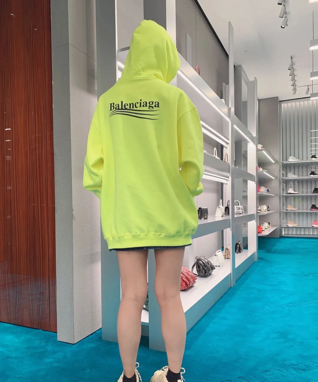 ♻️💯Refer to the model picture for the upper body❤️[Newly added color] Balenciaga BALENCIAGA Classic Coke Wave Print Hooded Sweatshirt, ZP-printed original development, 1:1 customized accessories, packaging (including Logo Sydney paper + new moderator mark + washing + tag) The entire sweatshirt is made of 460g pure cotton large terry, and the wet weight can reach 490, which is full of thickness The printing uses the Israeli Kornit digital direct-injection process. The dye is added with 0.028 granular nano-plastics. When sprayed on the fabric, it has strong adhesion and is not afraid of strong washing and exposure (it is recommended to take care of the clothes), ensuring that the printing will not fall off after wearing. Customized washing, labeling, accessories, and hardware can reach professional standards. Whole piece of clothing, hat string, thread, fabric, produced in the same vat, 0 color difference, color: fluorescent yellow (custom dyed in vat), size: XS-L P:510