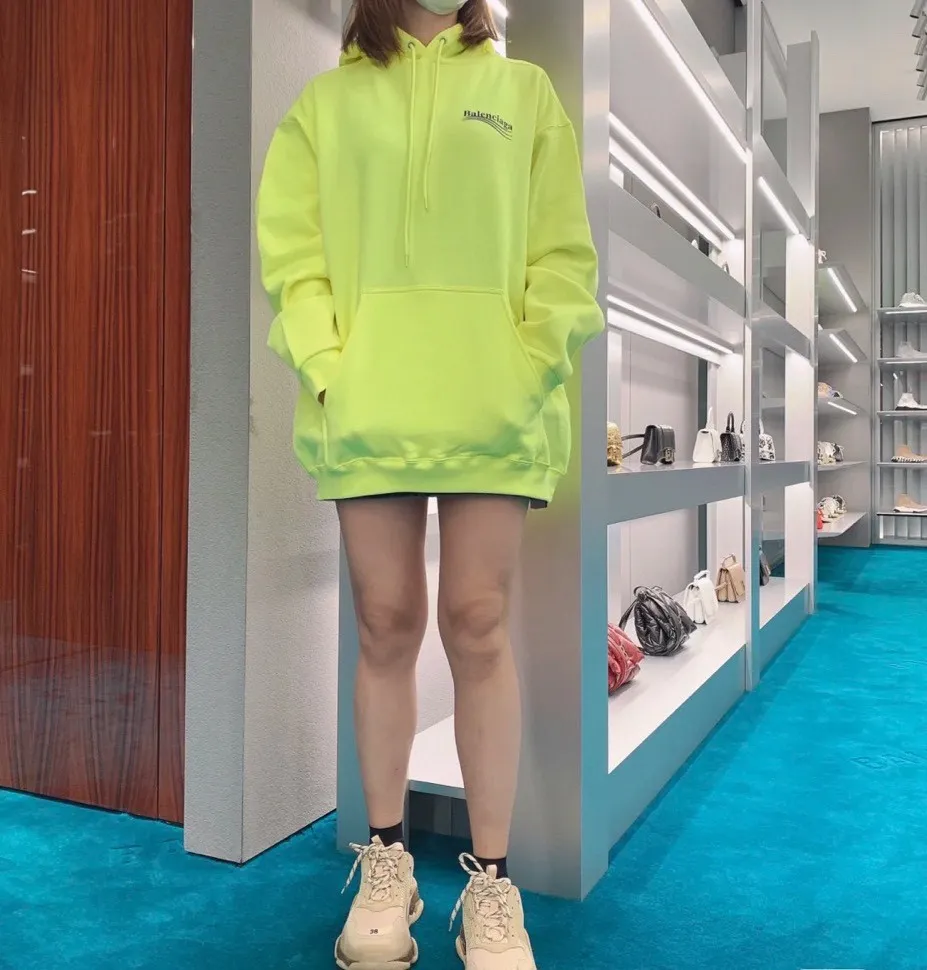 ♻️💯Refer to the model picture for the upper body❤️[Newly added color] Balenciaga BALENCIAGA Classic Coke Wave Print Hooded Sweatshirt, ZP-printed original development, 1:1 customized accessories, packaging (including Logo Sydney paper + new moderator mark + washing + tag) The entire sweatshirt is made of 460g pure cotton large terry, and the wet weight can reach 490, which is full of thickness The printing uses the Israeli Kornit digital direct-injection process. The dye is added with 0.028 granular nano-plastics. When sprayed on the fabric, it has strong adhesion and is not afraid of strong washing and exposure (it is recommended to take care of the clothes), ensuring that the printing will not fall off after wearing. Customized washing, labeling, accessories, and hardware can reach professional standards. Whole piece of clothing, hat string, thread, fabric, produced in the same vat, 0 color difference, color: fluorescent yellow (custom dyed in vat), size: XS-L P:510