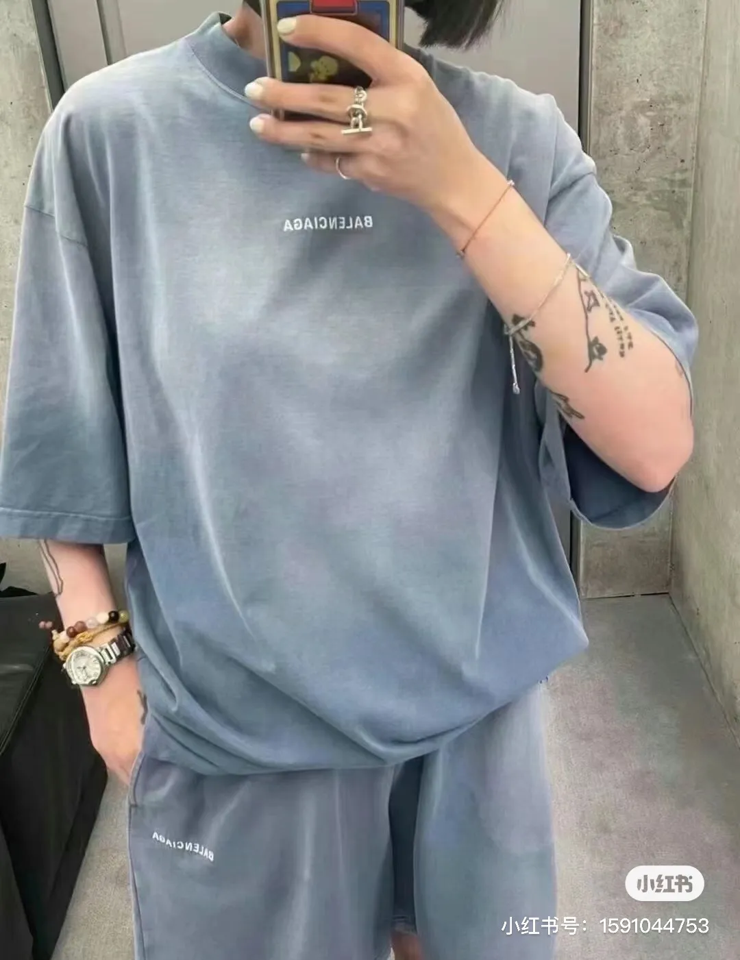 ♻️💯Upper body reference model picture❤️Top tested version - BALENCIAGA - Paris' new gradient color series. Short-sleeved T-shirt with embroidered letter logo on the front and back. Exclusive logo letter pattern on the front and back. Heavy craftsmanship. Simple but not simple. Original development of custom-woven fabric. Use specific weight 280g. Process washing treatment. Spray horse process. Not easy to deform. Soft texture. Full of thickness. Highly restored. The chest is made of imported Tajima Machine Heavy Industry high-density embroidery. Fine embroidery, three-dimensional effect, clear lines, no rough edges and miscellaneous threads, ultra-high-tech embroidery, very high fullness, obvious concave and convex texture, OS dropped shoulders, loose version, same style for men and women, color: blue, size: XS--L P:280